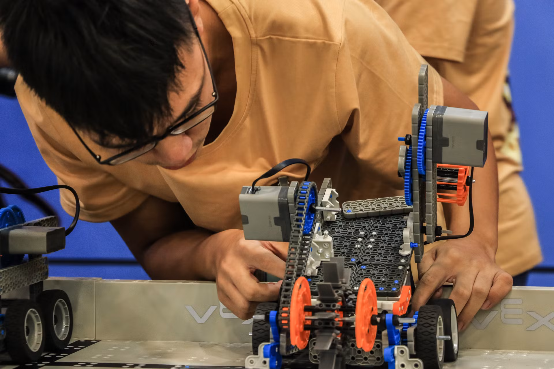 Trước tình huống đó, họ phải luôn trong trạng thái sẵn sàng, nhanh chóng điều chỉnh máy móc và thay đổi chiến thuật để tiếp tục cuộc thi.