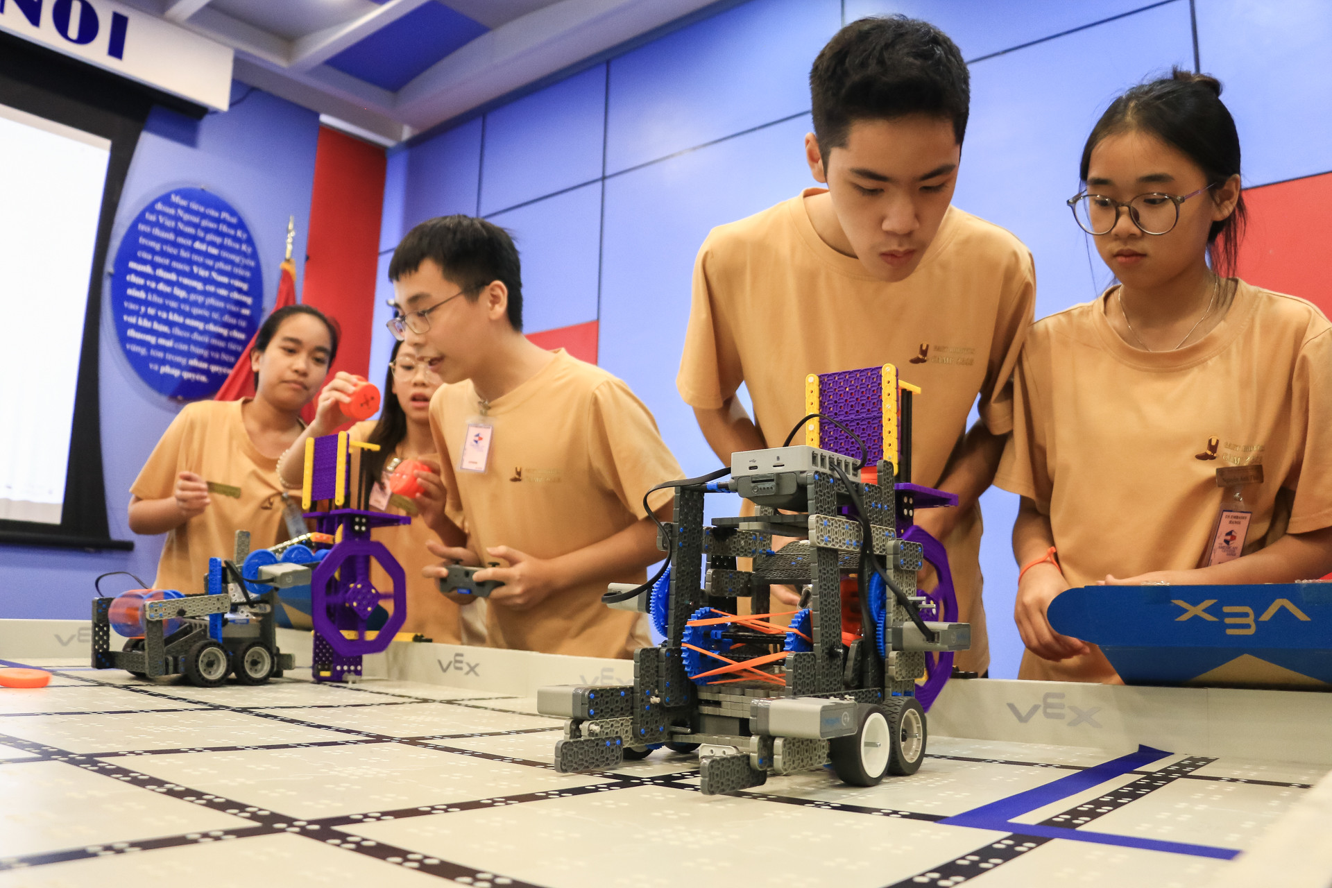 Việc phối hợp nhịp nhàng với đồng đội là yếu tố cần thiết trong vận hành hoạt động robot. Việc phối hợp nhịp nhàng với đồng đội là yếu tố cần thiết trong vận hành hoạt động robot.