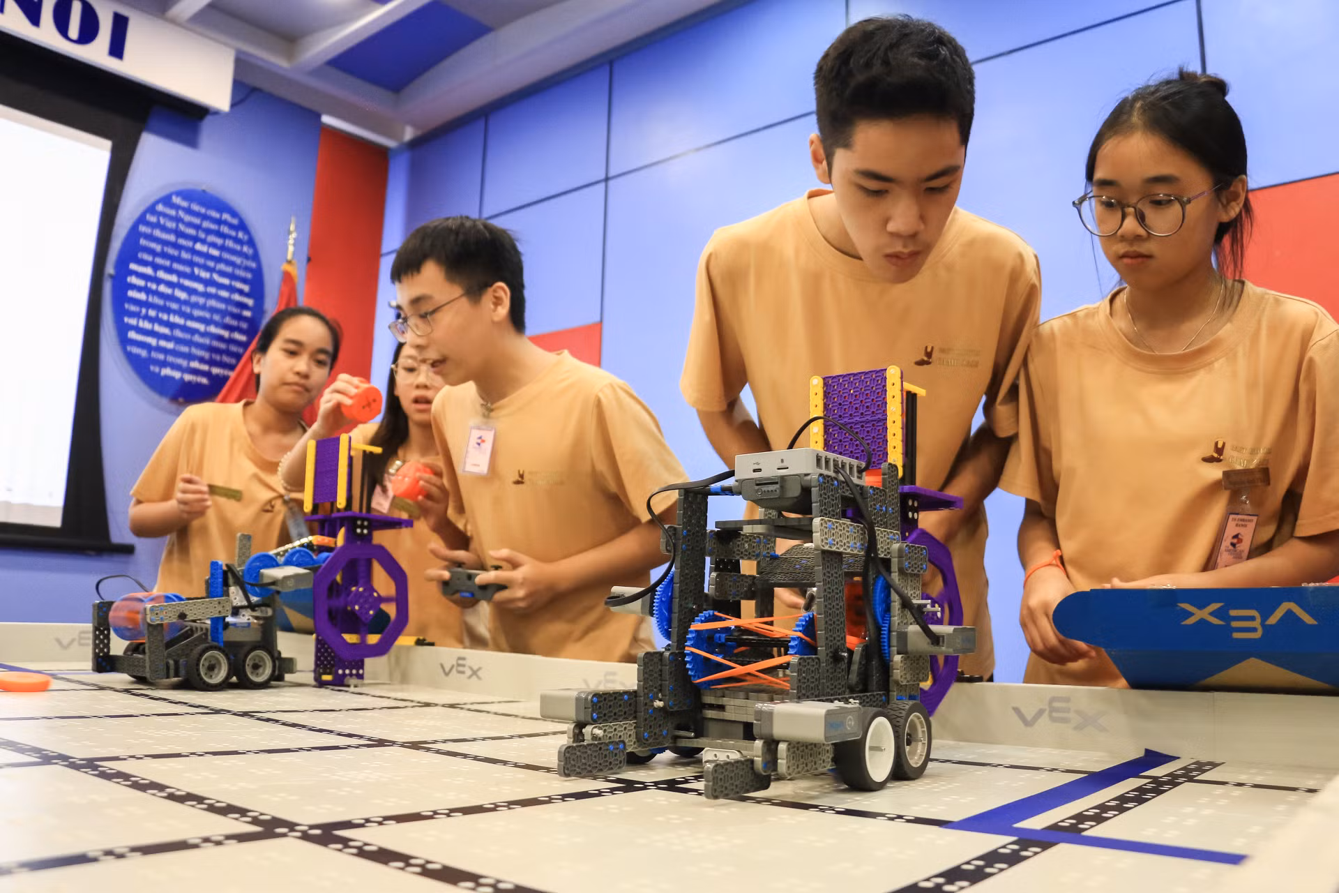 Việc phối hợp nhịp nhàng với đồng đội là yếu tố cần thiết trong vận hành hoạt động robot.