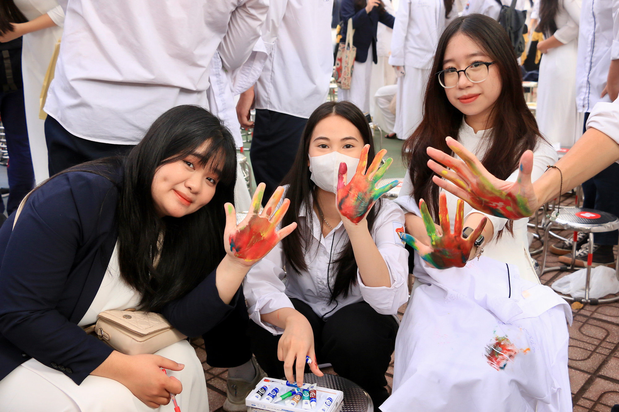 Thay vì lấy bút lưu lại kỷ niệm trên áo, Thuỳ Linh (lớp 12D9) và các bạn đã dùng cách tô màu lên tay rồi áp vào áp vào áo đồng phục, thể hiện cá tính cũng như tạo nên một kỷ niệm đẹp riêng của nhóm bạn.