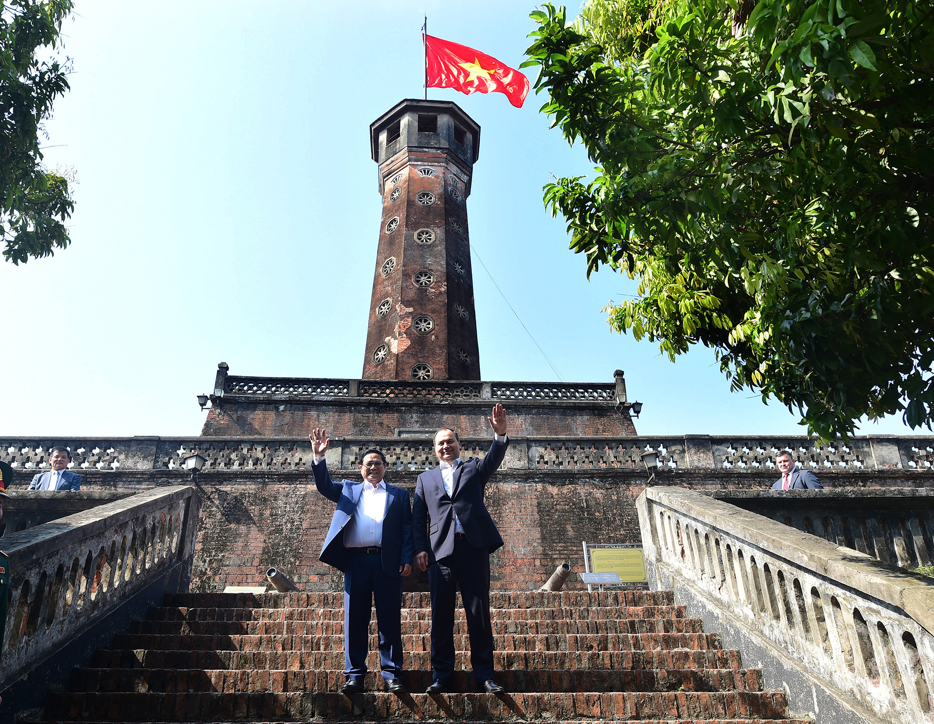 Hai Thủ tướng chụp ảnh chung dưới Cột cờ Hà Nội.