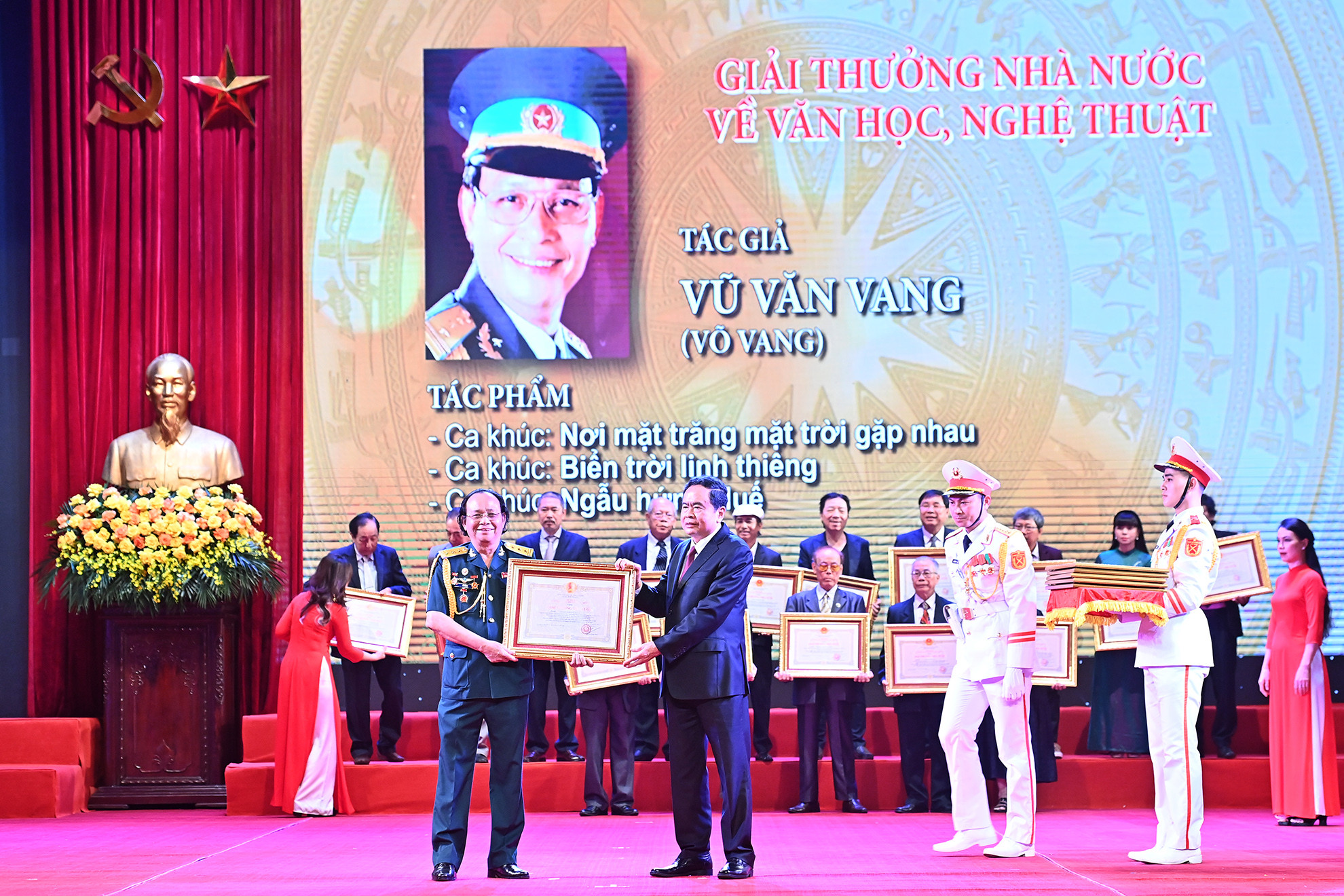 Phó Chủ tịch Thường trực Quốc hội Trần Thanh Mẫn trao Giải thưởng Nhà nước tặng các tác giả, đại diện gia đình tác giả.