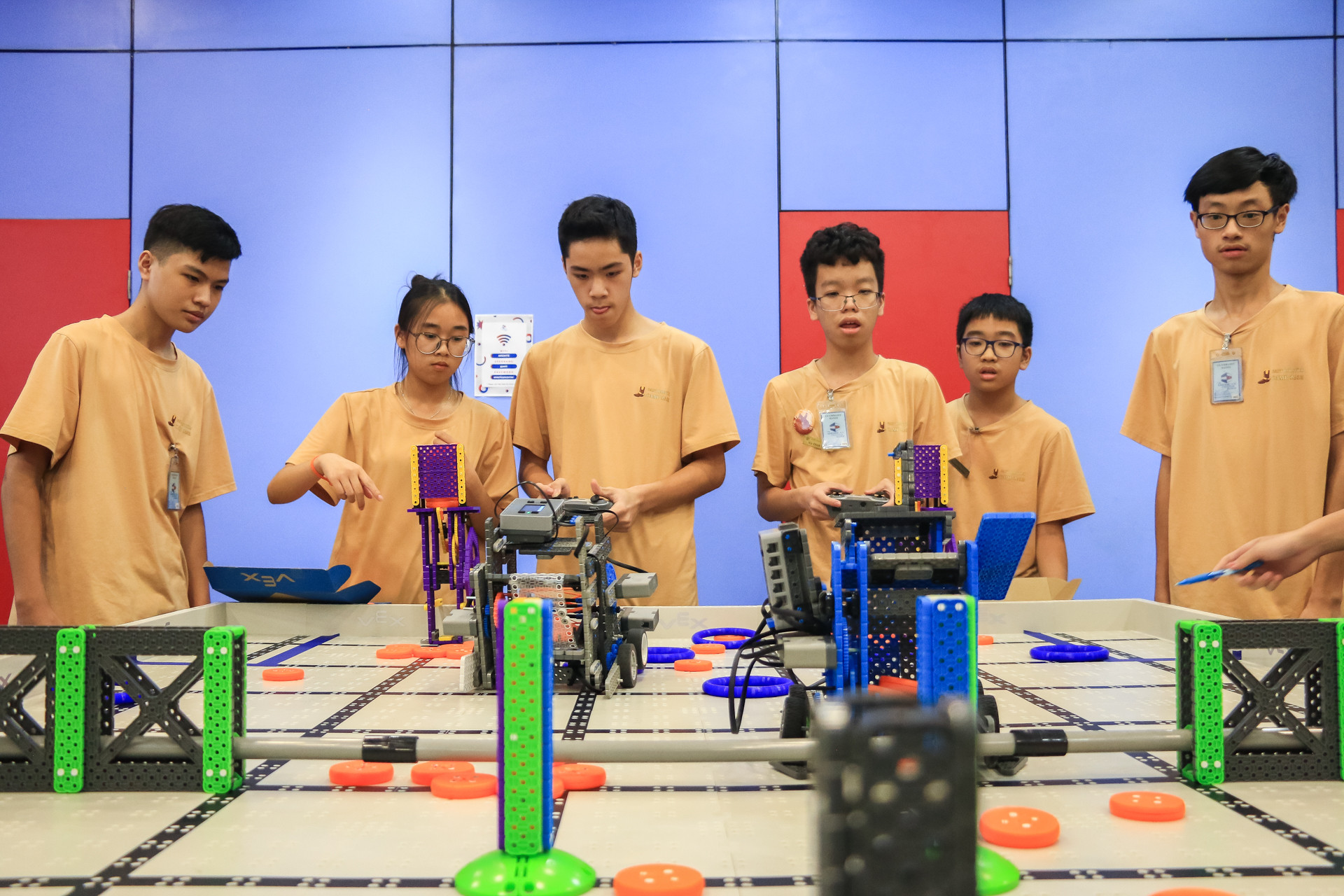 Ngay khi được phát lệnh bắt đầu thi đấu, các thí sinh nhanh chóng ổn định vị trí đội hình của nhóm. Ngay khi được phát lệnh bắt đầu thi đấu, các thí sinh nhanh chóng ổn định vị trí đội hình của nhóm.