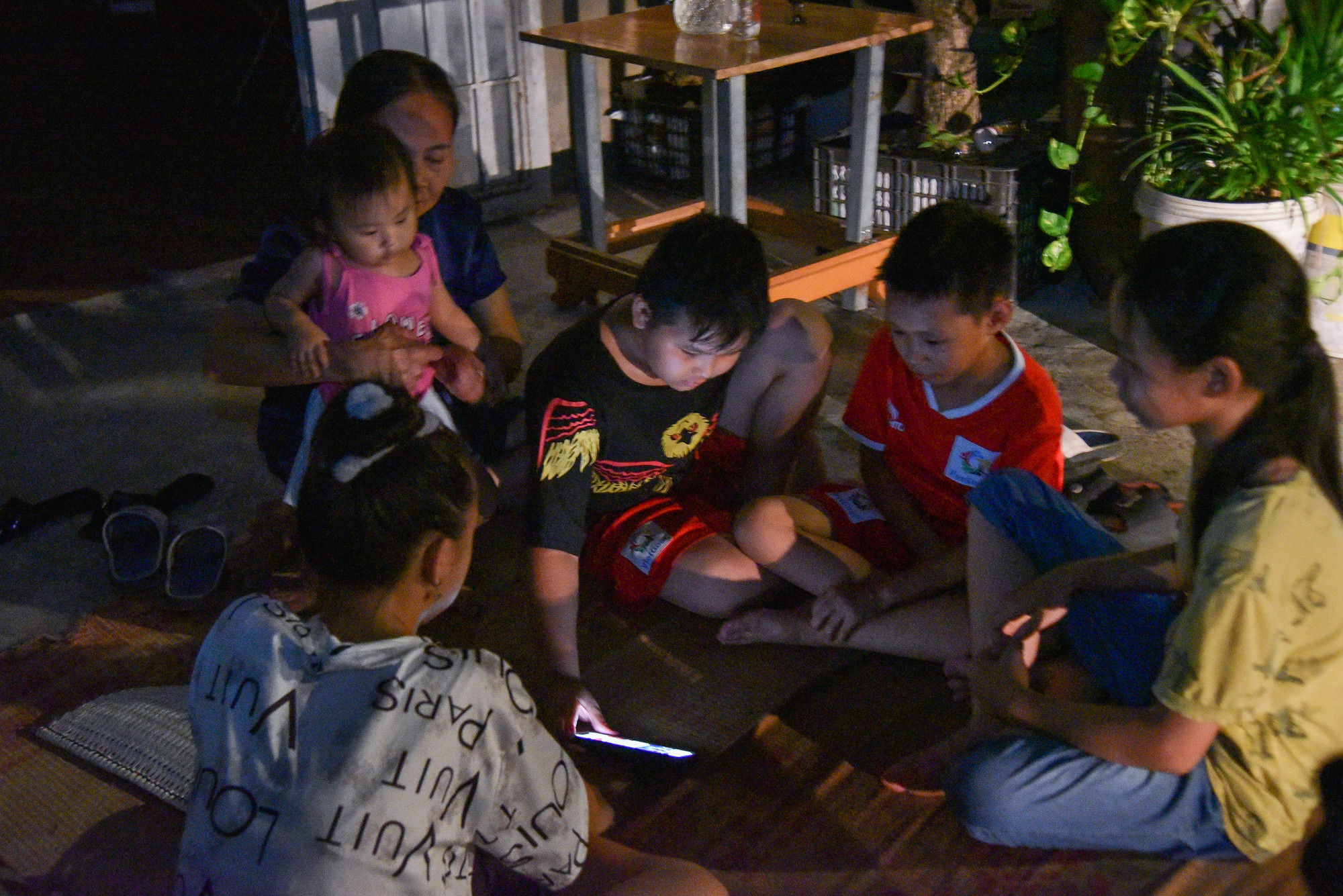 Nhiều gia đình phải đem chiếu ra sân để cho trẻ nhỏ chơi, đợi đến khi có điện mới dám đi ngủ vì sợ nóng. Nhiều gia đình phải đem chiếu ra sân để cho trẻ nhỏ chơi, đợi đến khi có điện mới dám đi ngủ vì sợ nóng.