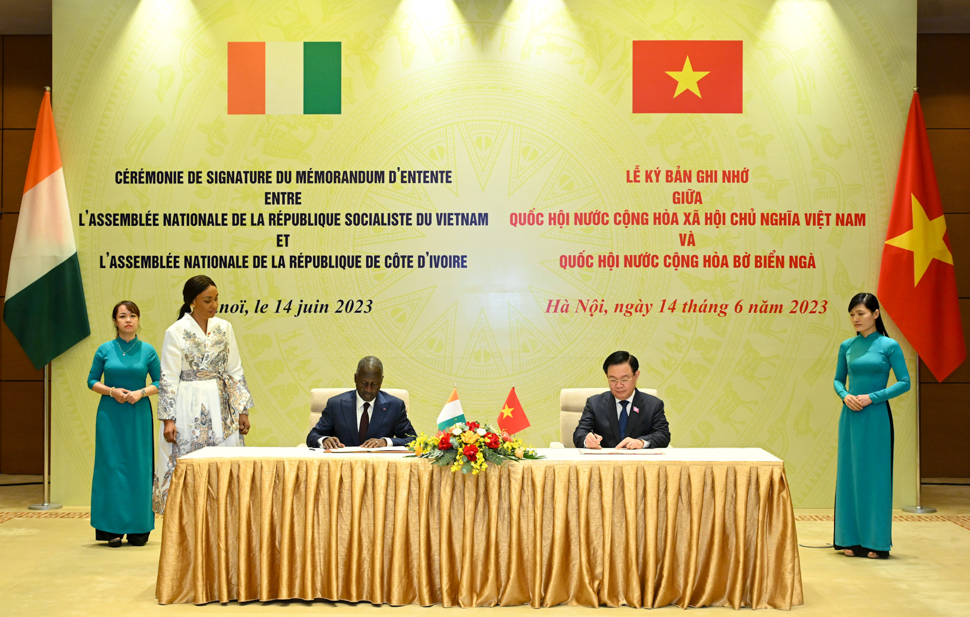 Kết thúc buổi hội đàm, Chủ tịch Quốc hội Vương Đình Huệ và Chủ tịch Quốc hội Cộng hòa Bờ Biển Ngà Adama Bictogo ký Bản ghi nhớ giữa hai Quốc hội.