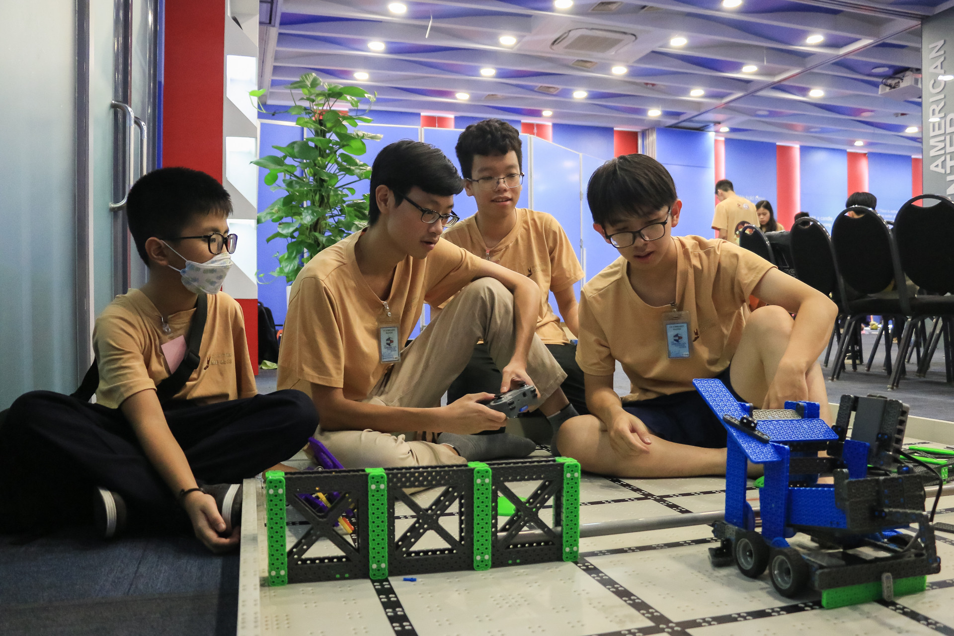 Trong lúc chờ lượt thi đấu, một số nhóm tranh thủ kiểm tra thiết bị và cho robot chạy thử. Trong lúc chờ lượt thi đấu, một số nhóm tranh thủ kiểm tra thiết bị và cho robot chạy thử.