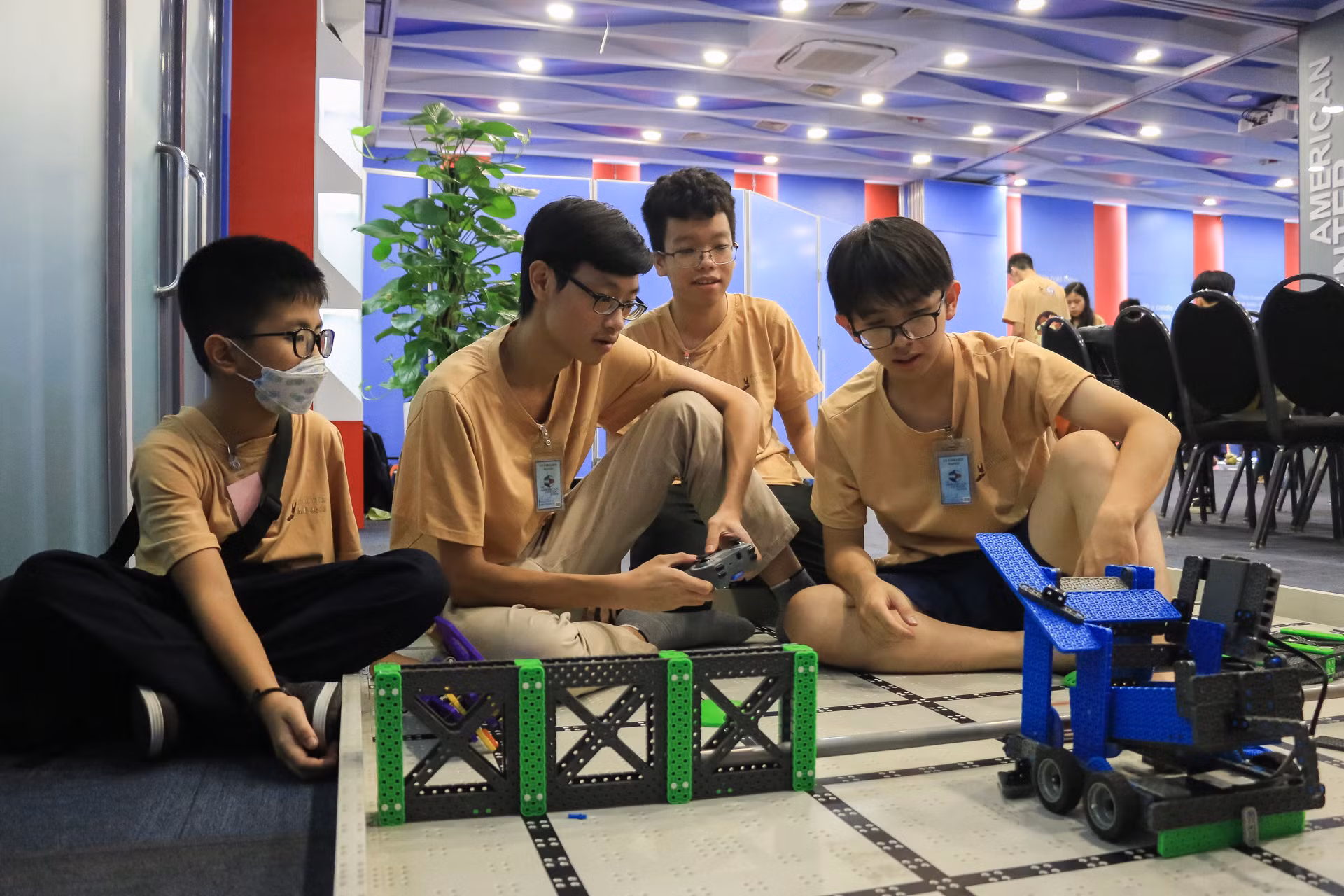 Trong lúc chờ lượt thi đấu, một số nhóm tranh thủ kiểm tra thiết bị và cho robot chạy thử.