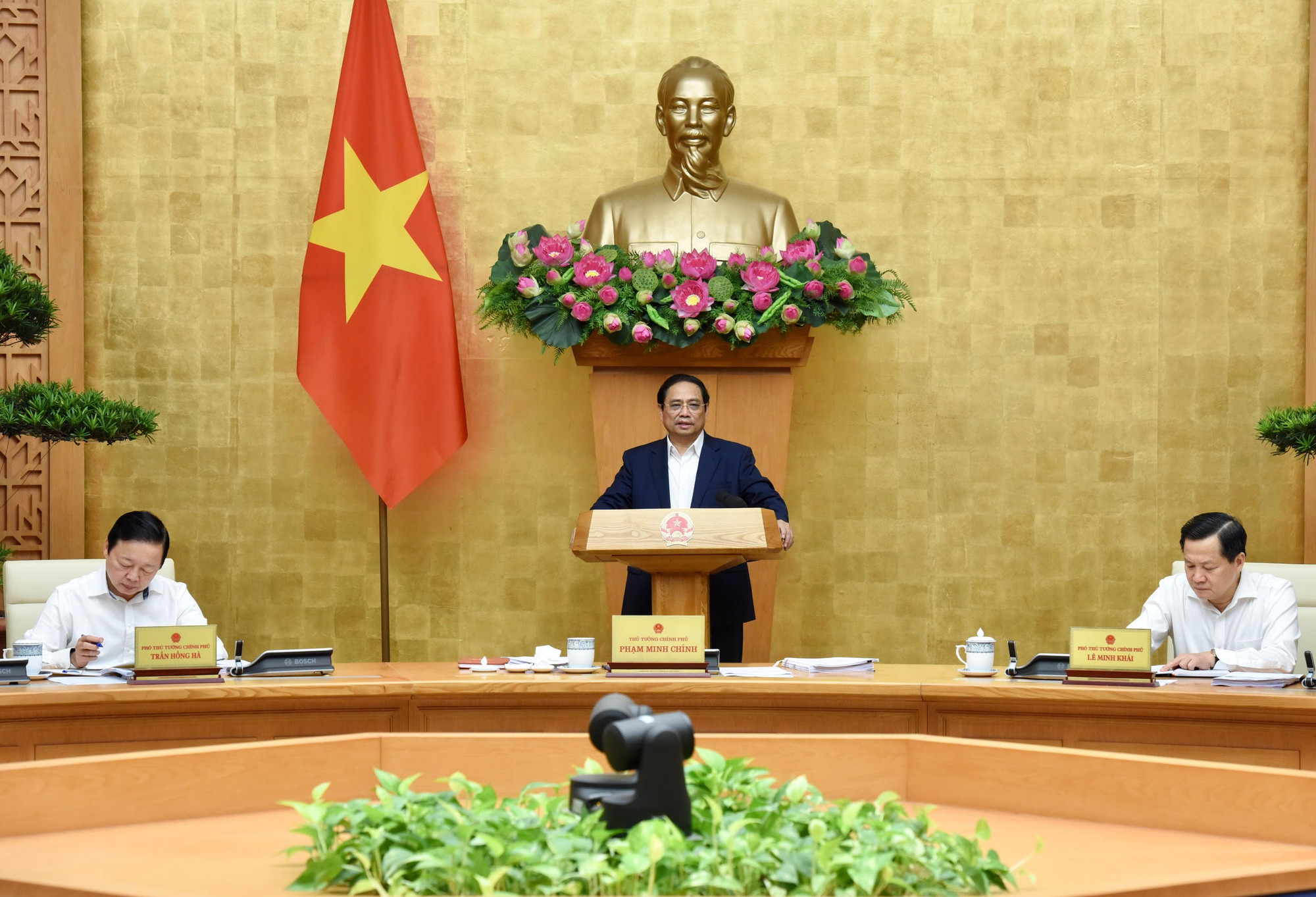 Phát biểu khai mạc phiên họp Chính phủ thường kỳ tháng 5/2023, Thủ tướng đề nghị các đại biểu từ thực tiễn chỉ đạo, điều hành, phân tích kỹ những mặt đã làm được, những mặt còn hạn chế, khó khăn, thách thức.