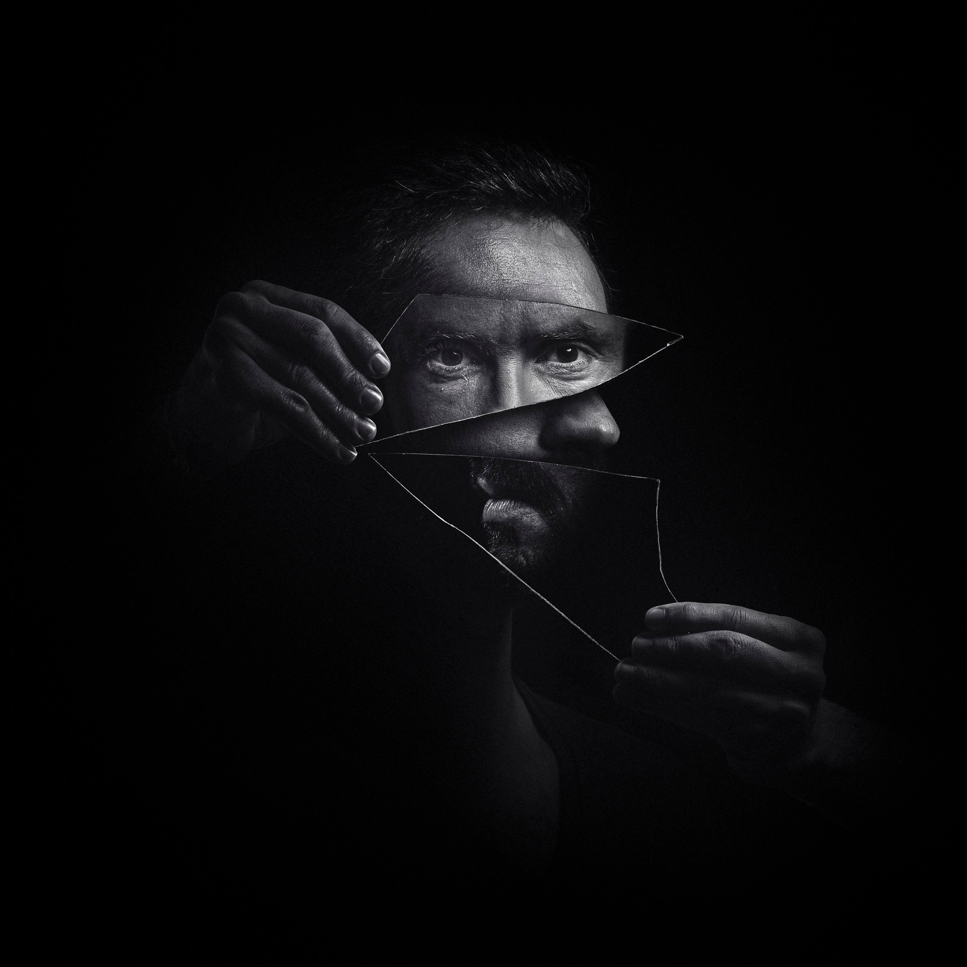 Tác phẩm "Mirror", André Boto (Bồ Đào Nha), Huy chương Vàng FIAP, đề tài tự do cho ảnh đơn sắc.