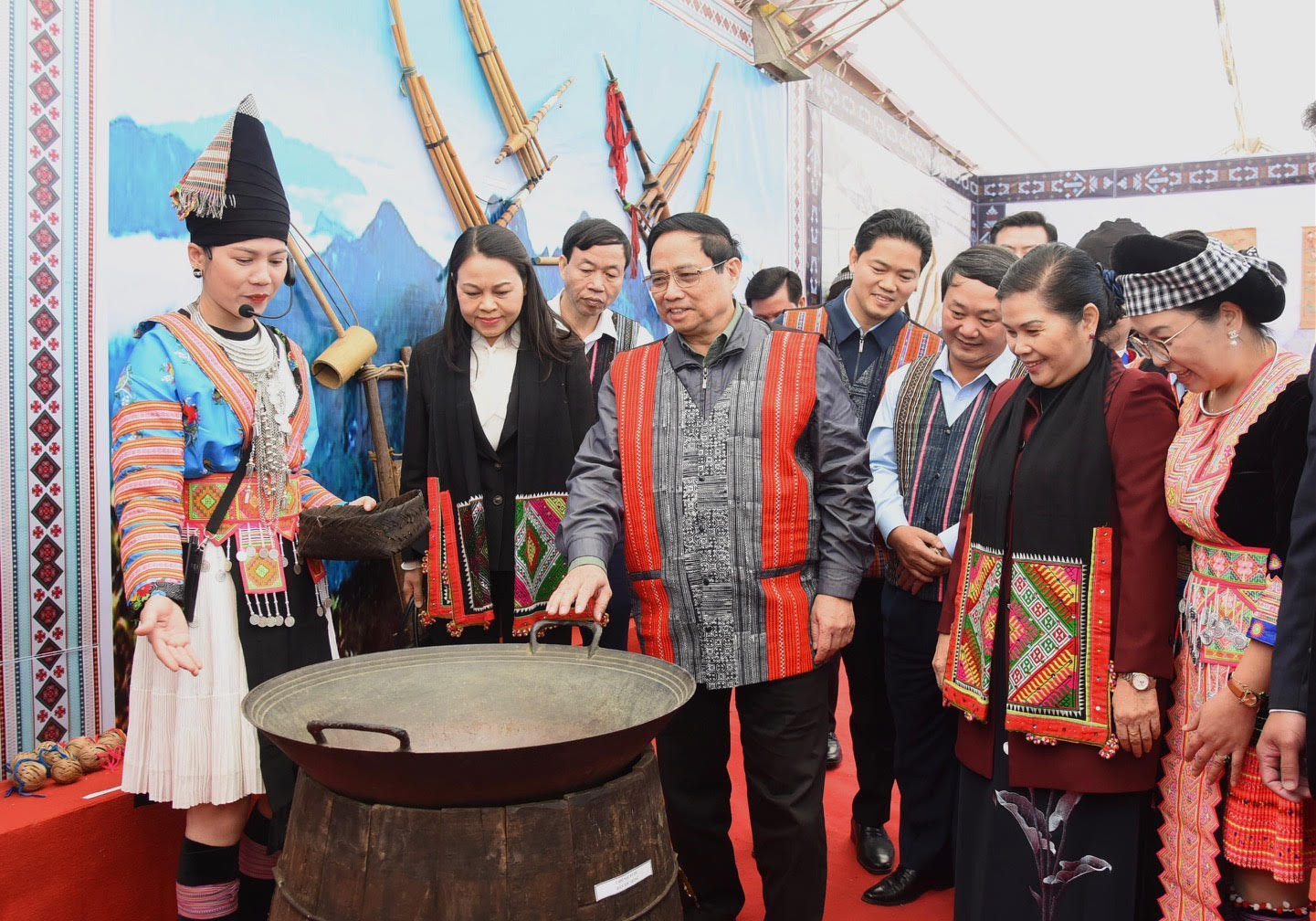 Thủ tướng Phạm Minh Chính tham quan trưng bày tại ngày hội.