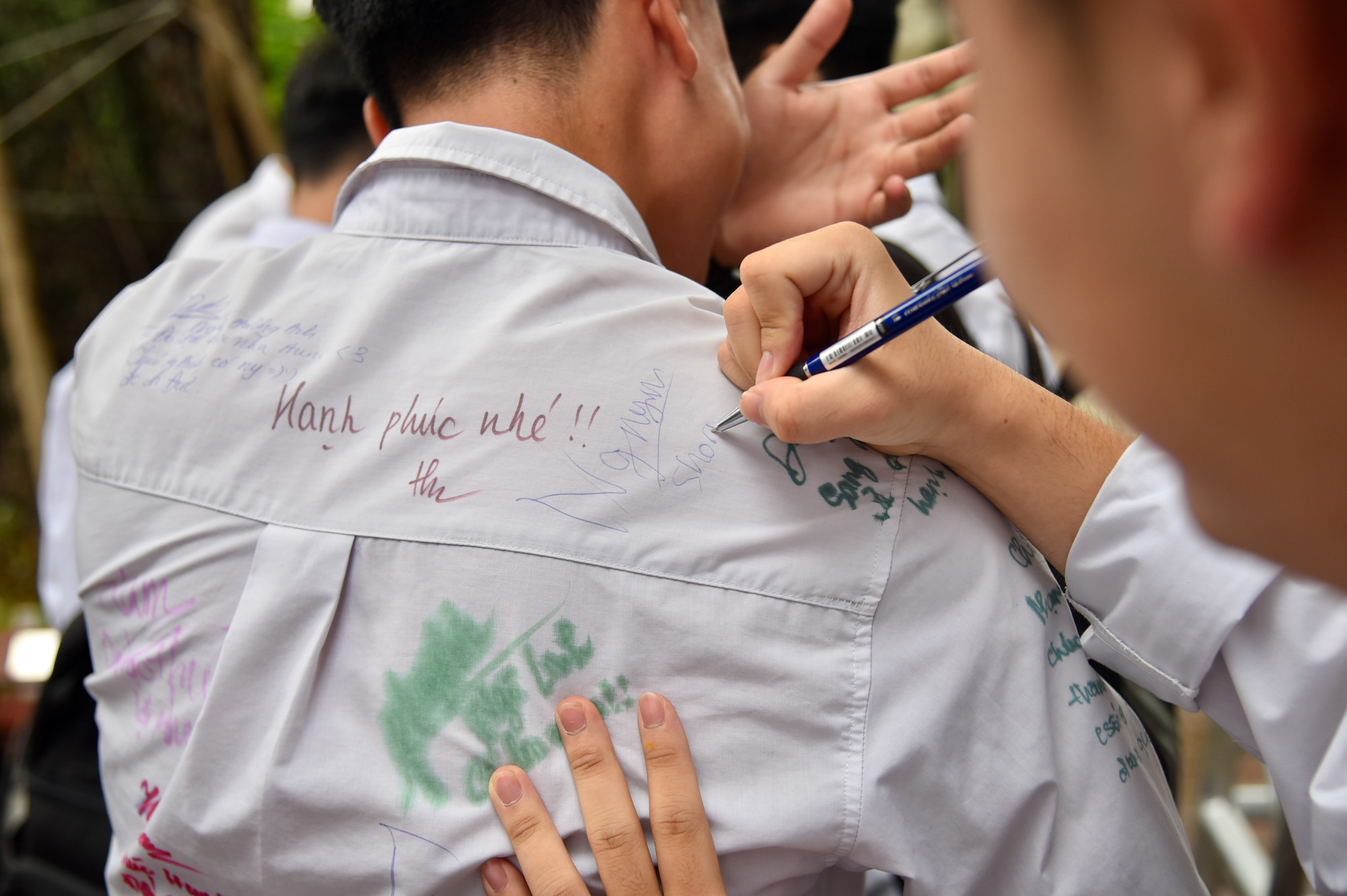 Những dòng chữ viết vội, lưu lại trên áo sẽ giúp các em nhớ mãi về một thời học trò hồn nhiên, mơ mộng. “Hạnh phúc nhé, dù sau này cuộc sống có ra sao, hãy luôn là chính mình và theo đuổi đam mê!”.