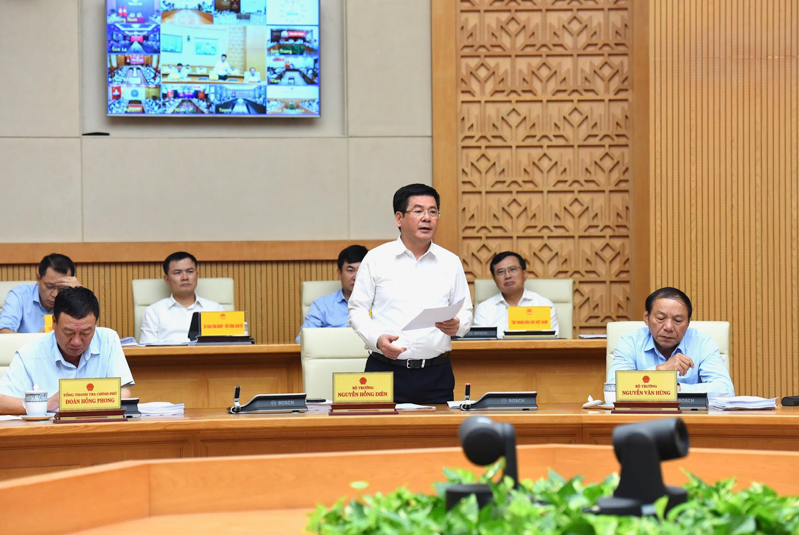 Bộ trưởng Công thương Nguyễn Hồng Diên phát biểu ý kiến.