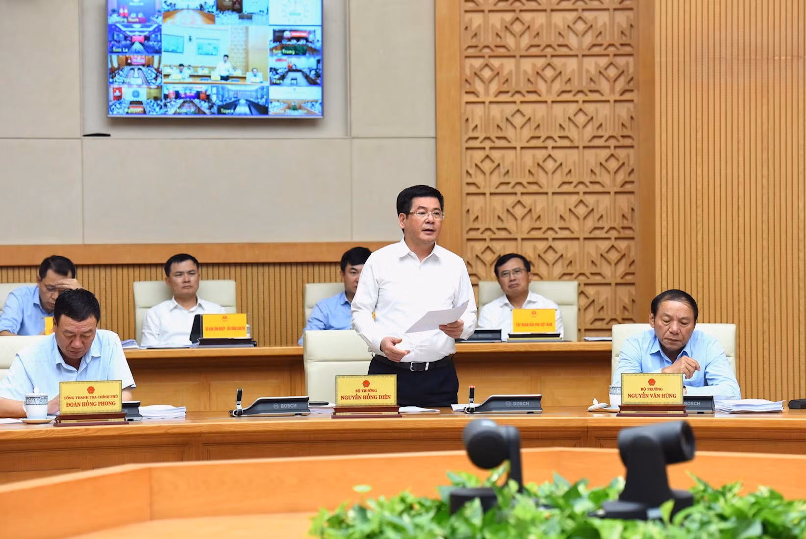 Bộ trưởng Công thương Nguyễn Hồng Diên phát biểu ý kiến.