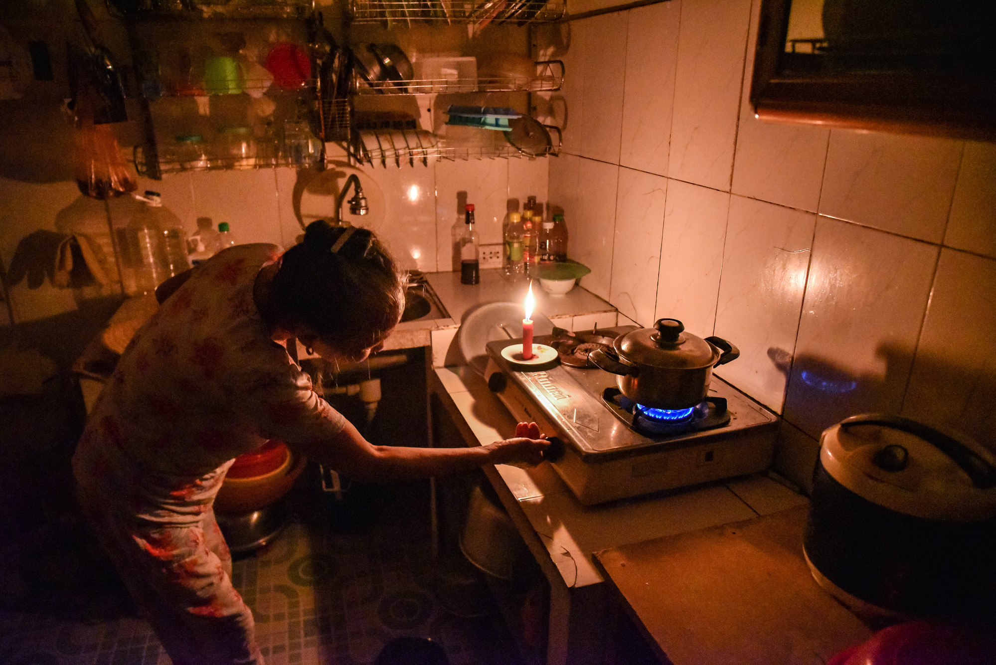 “Những hộ dân quanh đây đều đã chuyển sang dùng bếp điện từ lâu, gia đình chúng tôi vẫn dùng bếp ga nên khi cắt điện vẫn còn chỗ để nấu nướng. Tuy vậy, tôi đã già, mắt đã kém, nhà tối om nên chẳng may vấp vào đâu ngã thì khổ”, bà Cấn Thị Lộc (thôn Ngọc Bài, Quốc Oai) than thở. “Những hộ dân quanh đây đều đã chuyển sang dùng bếp điện từ lâu, gia đình chúng tôi vẫn dùng bếp ga nên khi cắt điện vẫn còn chỗ để nấu nướng. Tuy vậy, tôi đã già, mắt đã kém, nhà tối om nên chẳng may vấp vào đâu ngã thì khổ”, bà Cấn Thị Lộc (thôn Ngọc Bài, Quốc Oai) than thở.