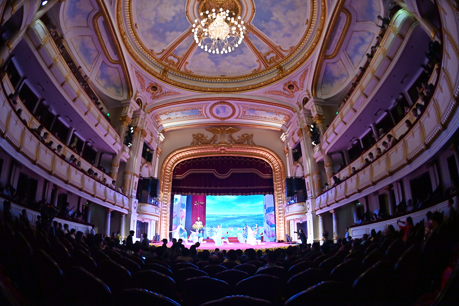 Quang cảnh bên trong Nhà hát Lớn Hà Nội, nơi diễn ra Lễ trao tặng Giải thưởng Hồ Chí Minh, Giải thưởng Nhà nước về văn học, nghệ thuật năm 2022.