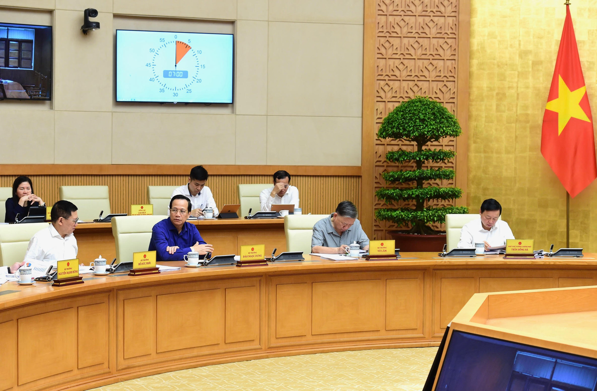 Các đồng chí Phó Thủ tướng, lãnh đạo các Bộ tham dự phiên họp.