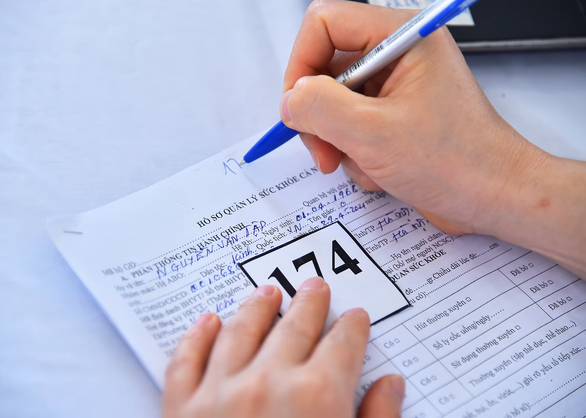 Mọi thông tin, dữ liệu sức cá nhân, sức khỏe của người dân được các y, bác sĩ ghi lại cẩn thận để phục vụ cho việc lập hồ sơ quản lý sức khỏe bằng phần mềm.