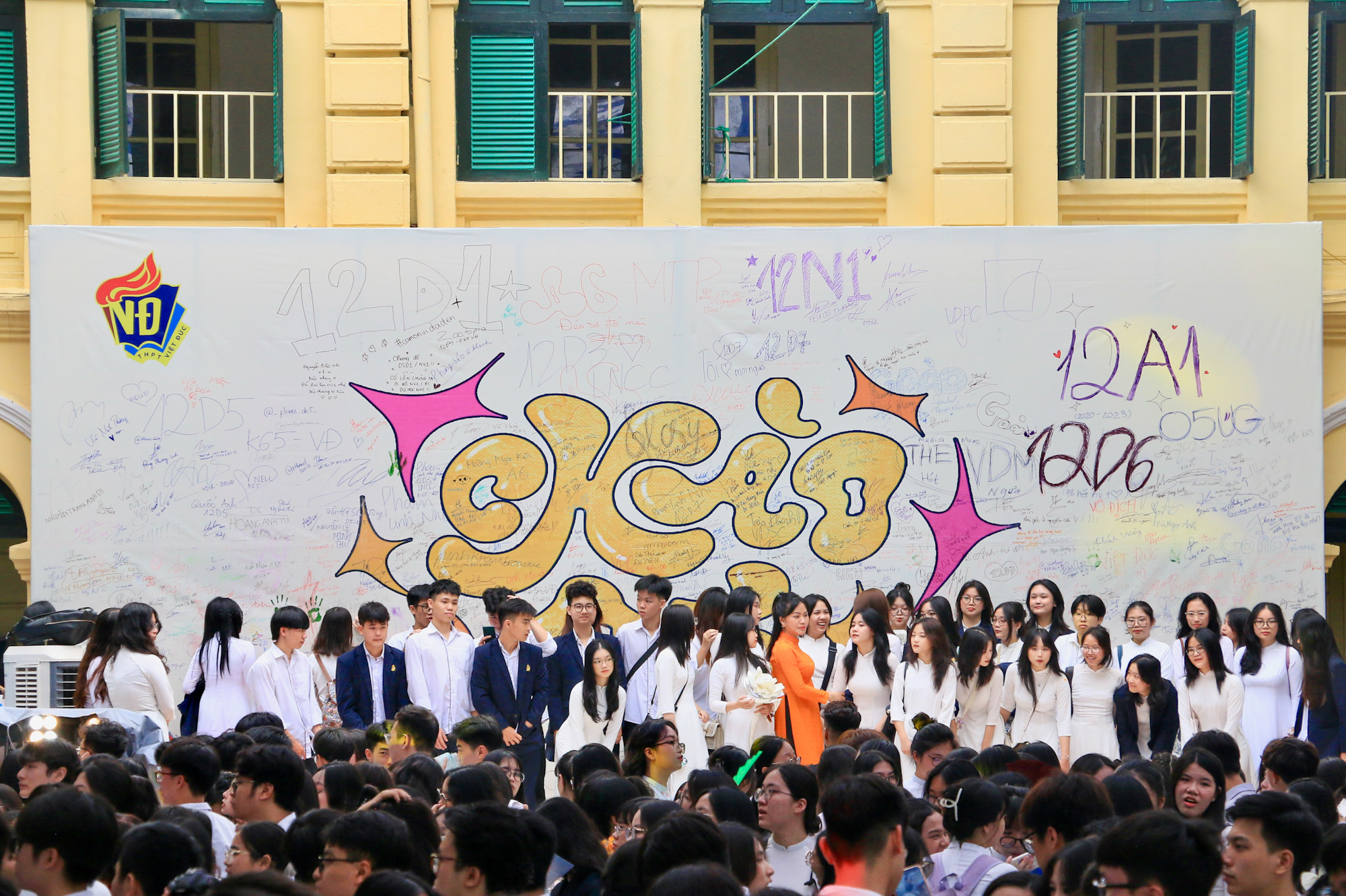 Tấm pano khổ lớn “Chào 05” được dựng một góc sân trường dùng để cho các bạn học sinh ghi lại lời nhắn, gửi gắm đến bạn bè, thầy cô hoặc chính bản thân mình.