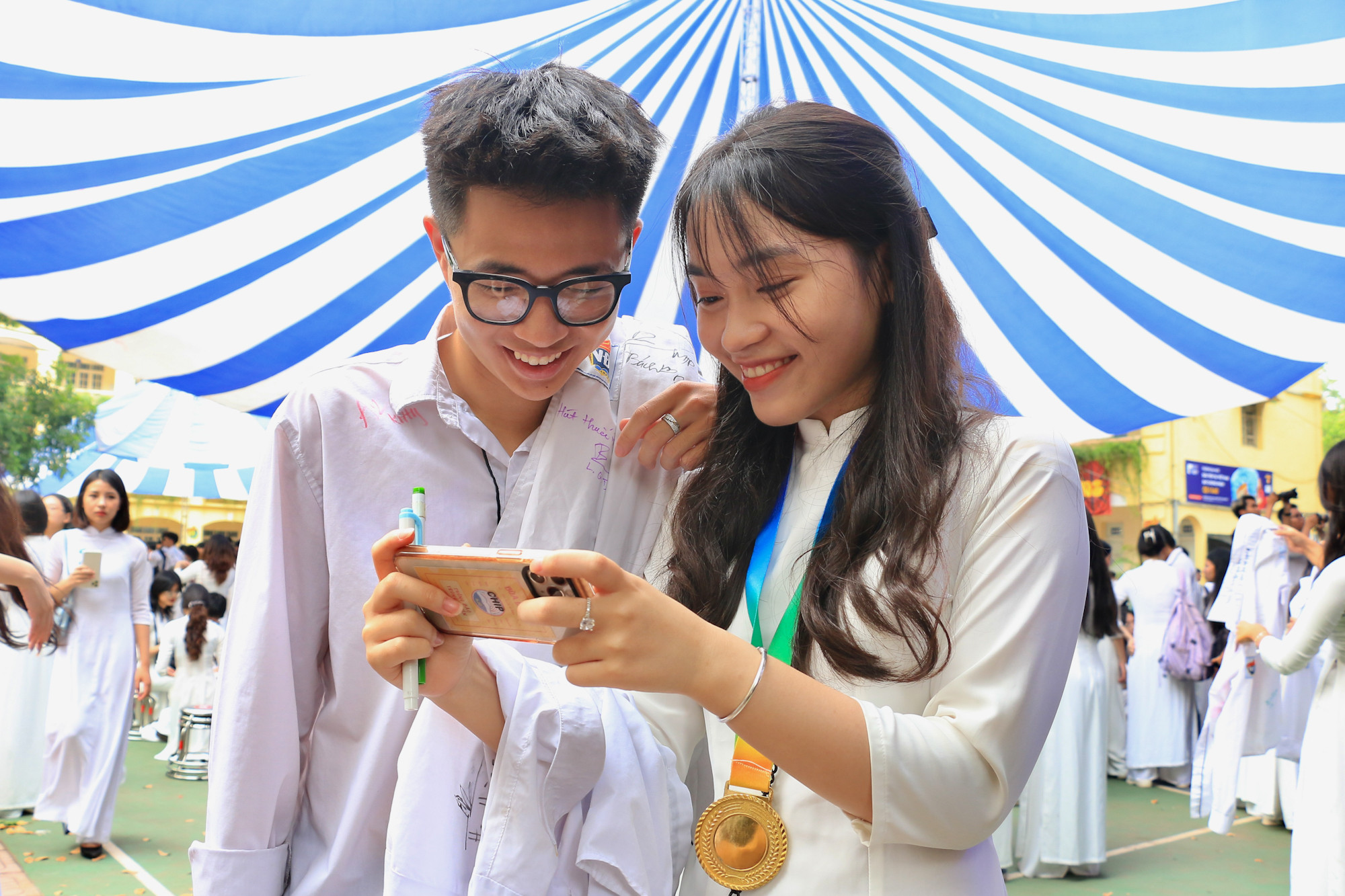 Trà Anh và Duy Anh cảm thấy dù buồn và hụt hẫng vì đã phải ra trường, nhưng không có nhiều tiếc nuối vì đã được làm một phần của Việt Đức.