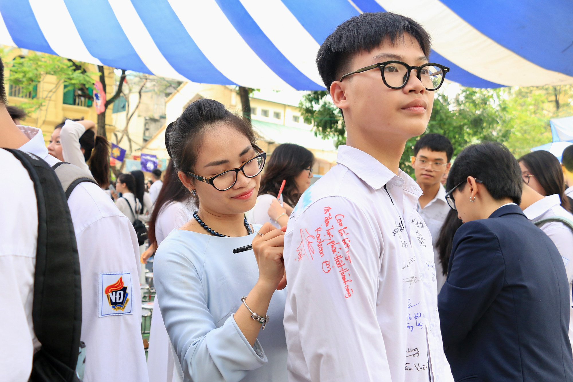 Cô giáo Tùng Lâm (giáo viên chủ nhiệm lớp 12A6) nhắn nhủ tới học sinh của mình “Hãy luôn tự tin, vững bước thành công và luôn tự hào vì các em xứng đáng”.