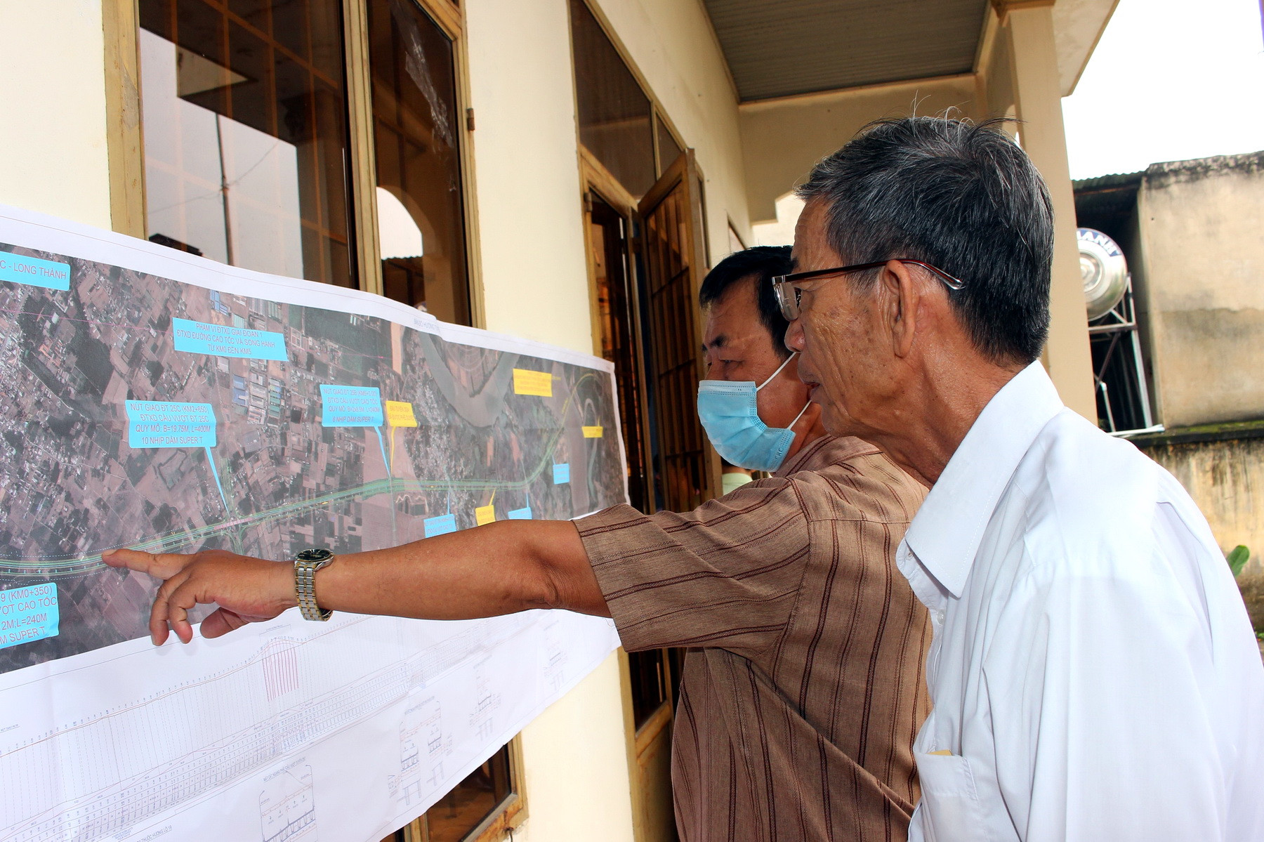 Người dân xã Vĩnh Thanh, huyện Nhơn Trạch, tỉnh Đồng Nai xem bản đồ dự án đường Vành đai 3 Thành phố Hồ Chí Minh đi qua địa bàn. Người dân xã Vĩnh Thanh, huyện Nhơn Trạch, tỉnh Đồng Nai xem bản đồ dự án đường Vành đai 3 Thành phố Hồ Chí Minh đi qua địa bàn.