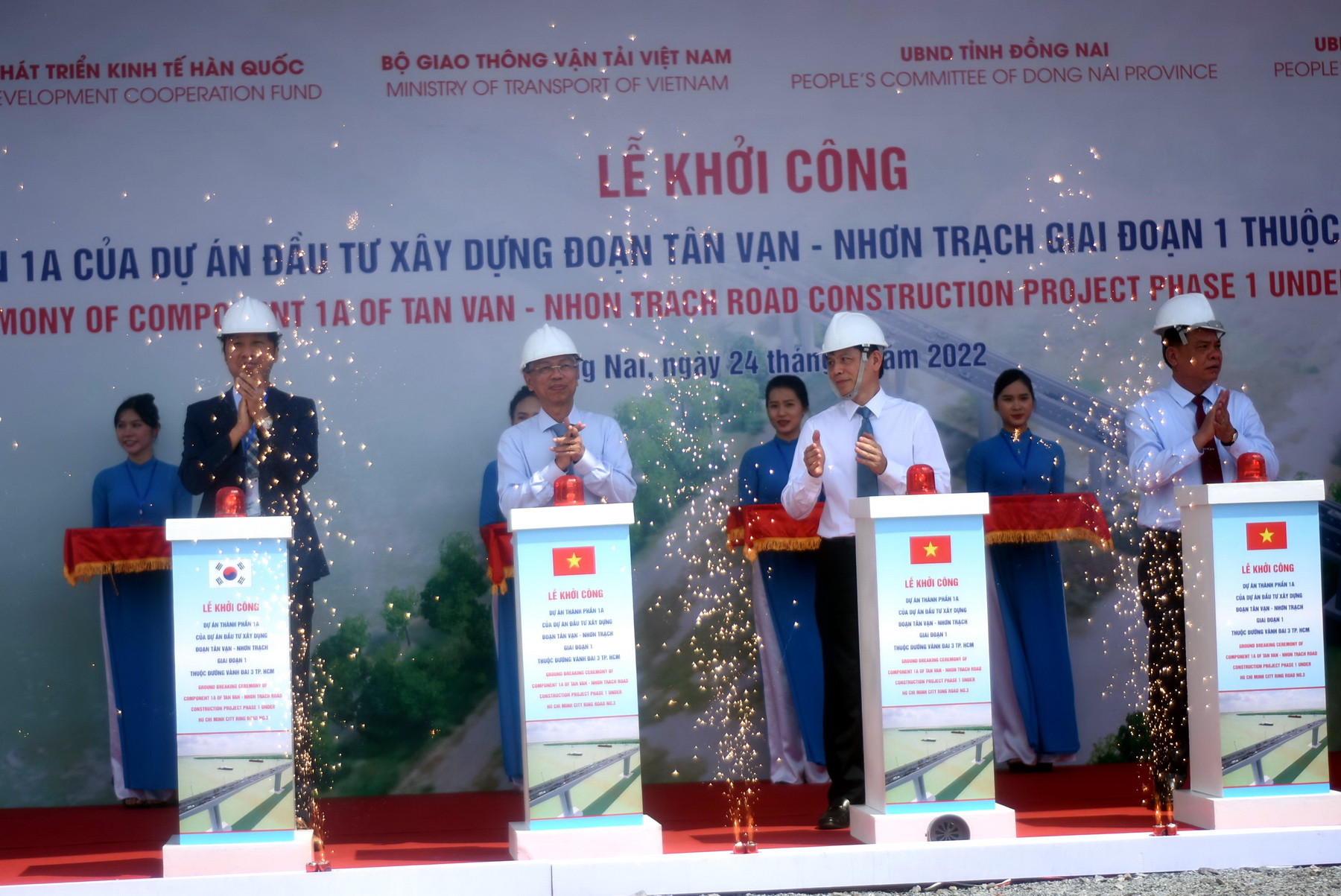 Các đại biểu thực hiện nghi thức khởi công xây dựng cầu Nhơn Trạch thuộc dự án đường Vành đai 3 Thành phố Hồ Chí Minh. Các đại biểu thực hiện nghi thức khởi công xây dựng cầu Nhơn Trạch thuộc dự án đường Vành đai 3 Thành phố Hồ Chí Minh.