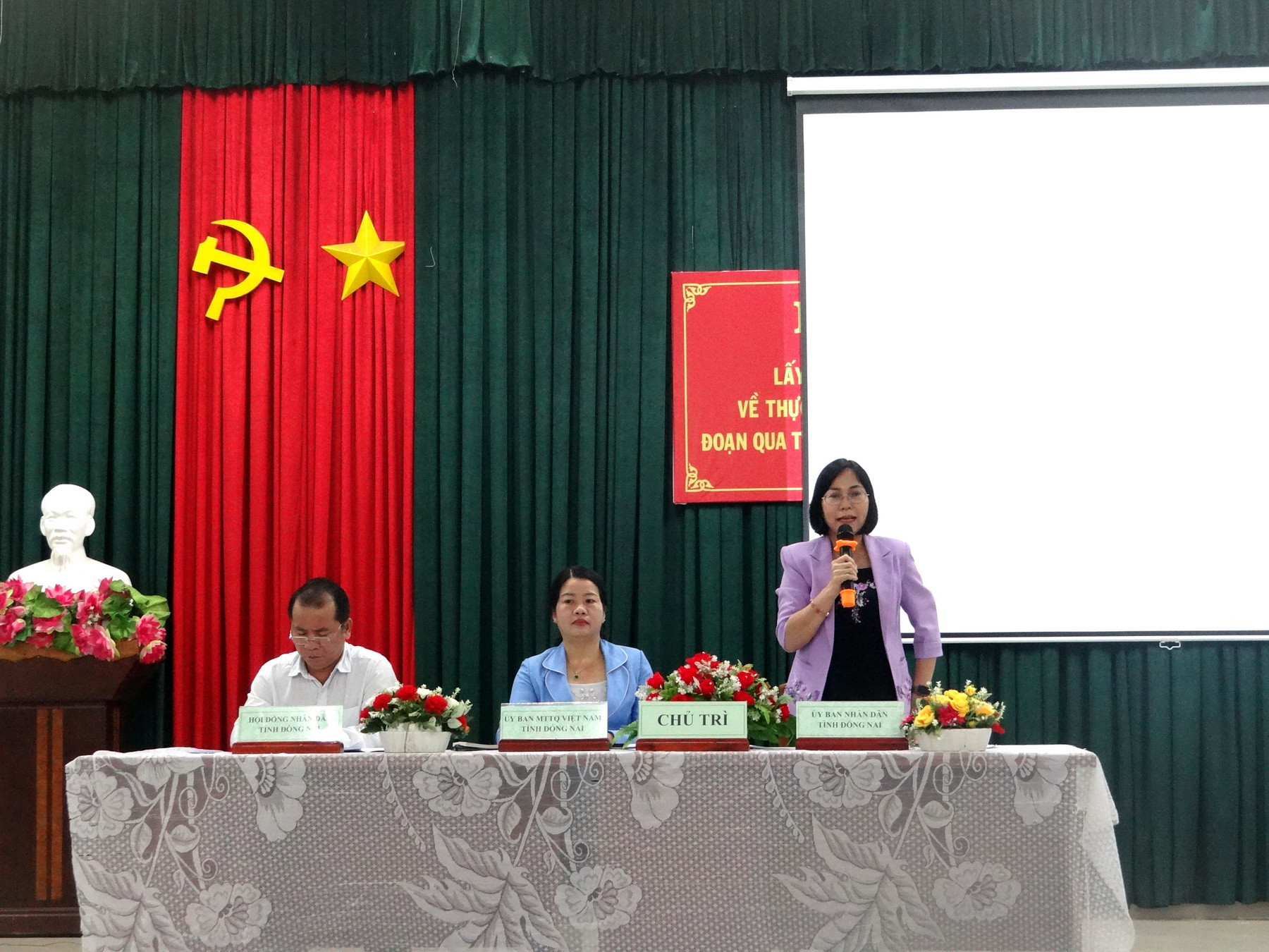 Phó Chủ tịch Ủy ban nhân dân tỉnh Đồng Nai trả lời kiến nghị của người dân tại buổi lấy ý kiến về dự án đường Vành đai 3 Thành phố Hồ Chí Minh tại xã Vĩnh Thanh, huyện Nhơn Trạch. Phó Chủ tịch Ủy ban nhân dân tỉnh Đồng Nai trả lời kiến nghị của người dân tại buổi lấy ý kiến về dự án đường Vành đai 3 Thành phố Hồ Chí Minh tại xã Vĩnh Thanh, huyện Nhơn Trạch.