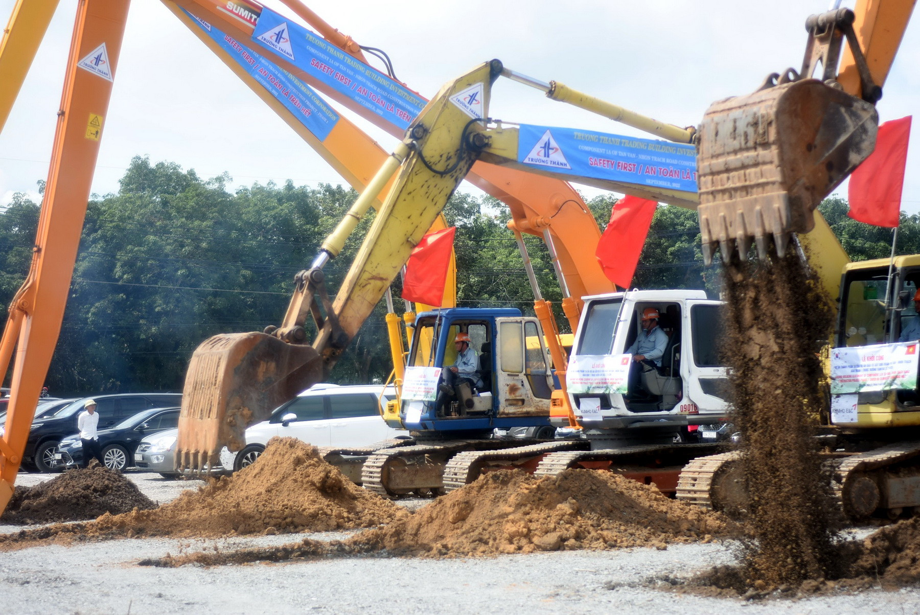 Xây dựng cầu Nhơn Trạch thuộc dự án đường Vành đai 3 Thành phố Hồ Chí Minh. Xây dựng cầu Nhơn Trạch thuộc dự án đường Vành đai 3 Thành phố Hồ Chí Minh.