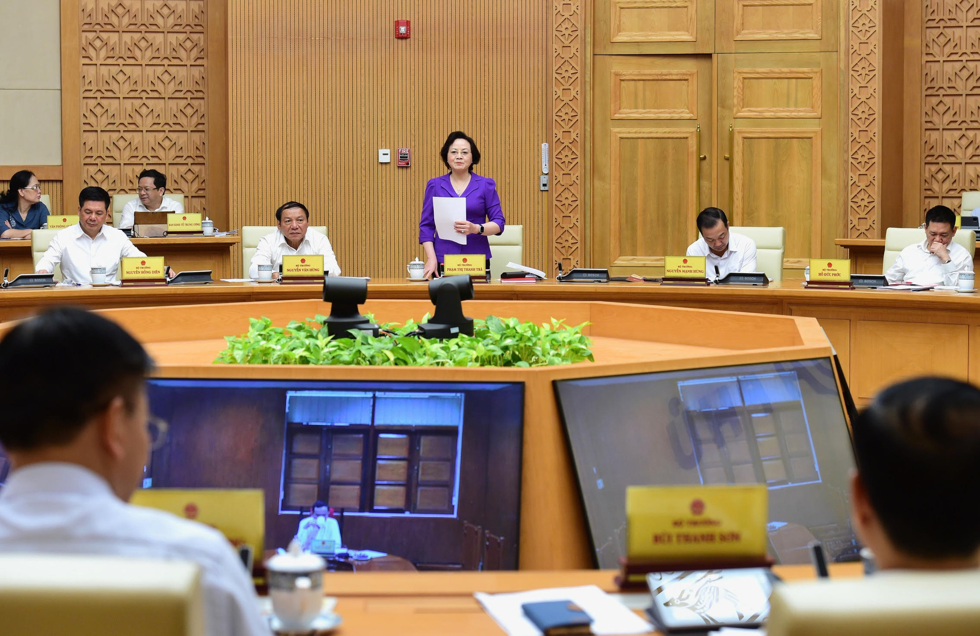 Bộ trưởng Nội vụ Phạm Thị Thanh Trà phát biểu ý kiến.