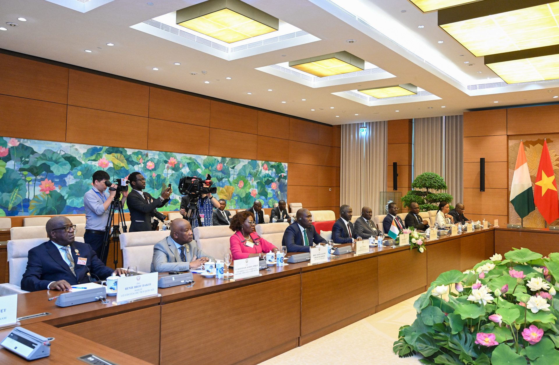 Chủ tịch Quốc hội Bờ Biển Ngà Adama Bictogo và các thành viên đoàn đại biểu Quốc hội Bờ Biển Ngà dự buổi hội đàm.