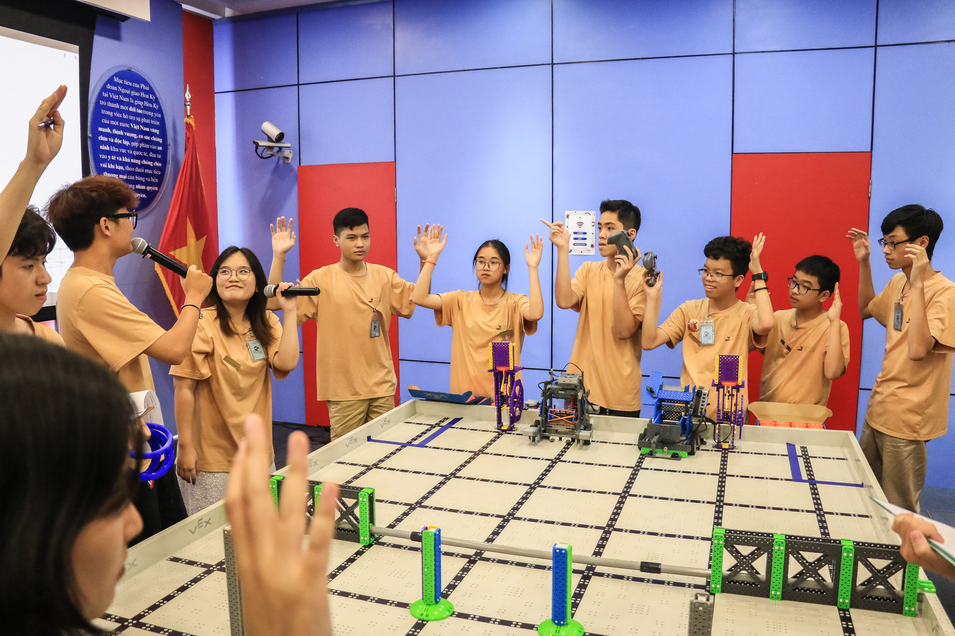 Các thí sinh ra hiệu sẵn sàng để bước vào trận đối đầu. Các thí sinh ra hiệu sẵn sàng để bước vào trận đối đầu.