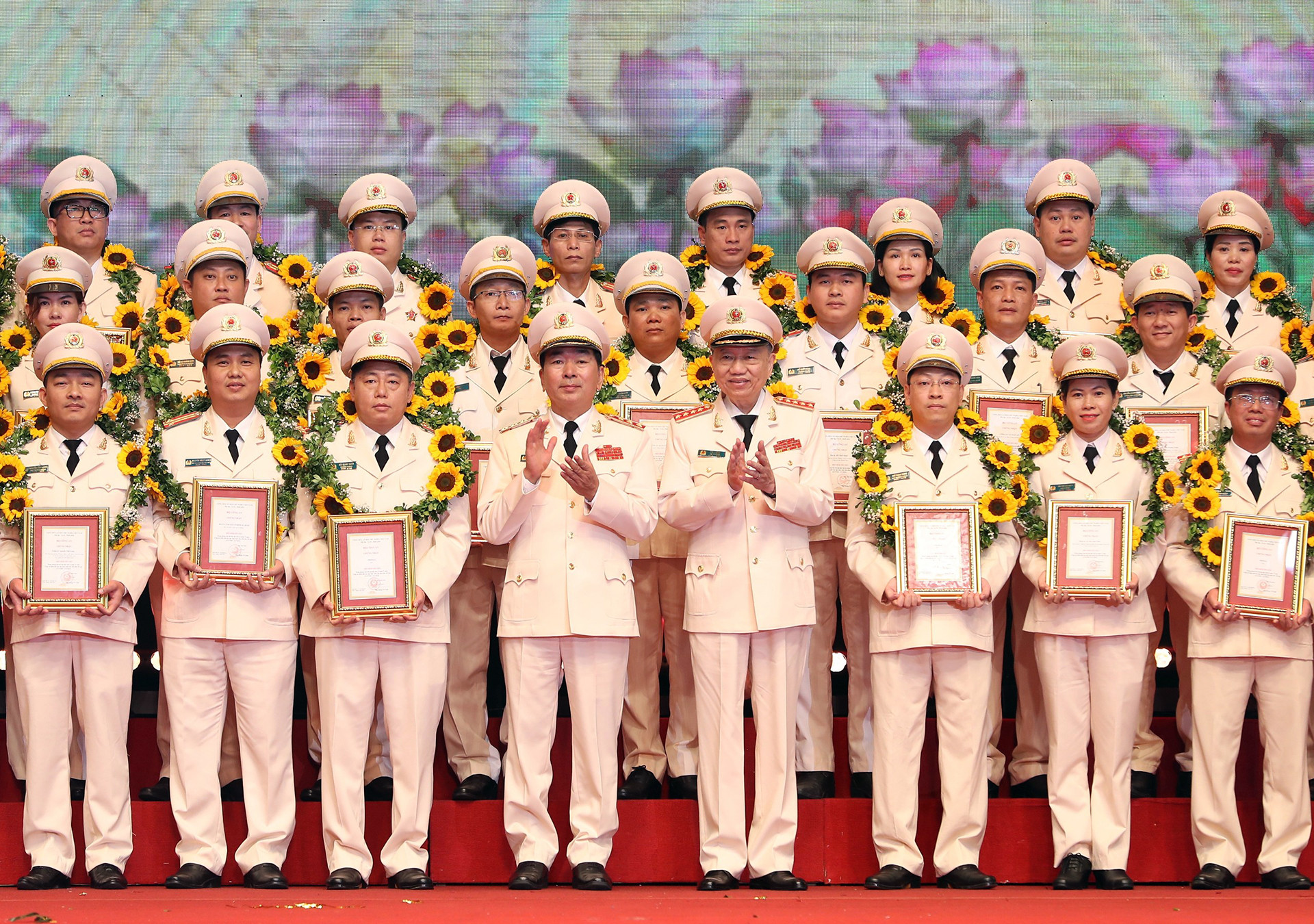 Bộ trưởng Công an Tô Lâm và Thứ trưởng Công an Trần Quốc Tỏ tuyên dương các điển hình tiên tiến trong học tập, thực hiện Sáu điều Bác Hồ dạy.