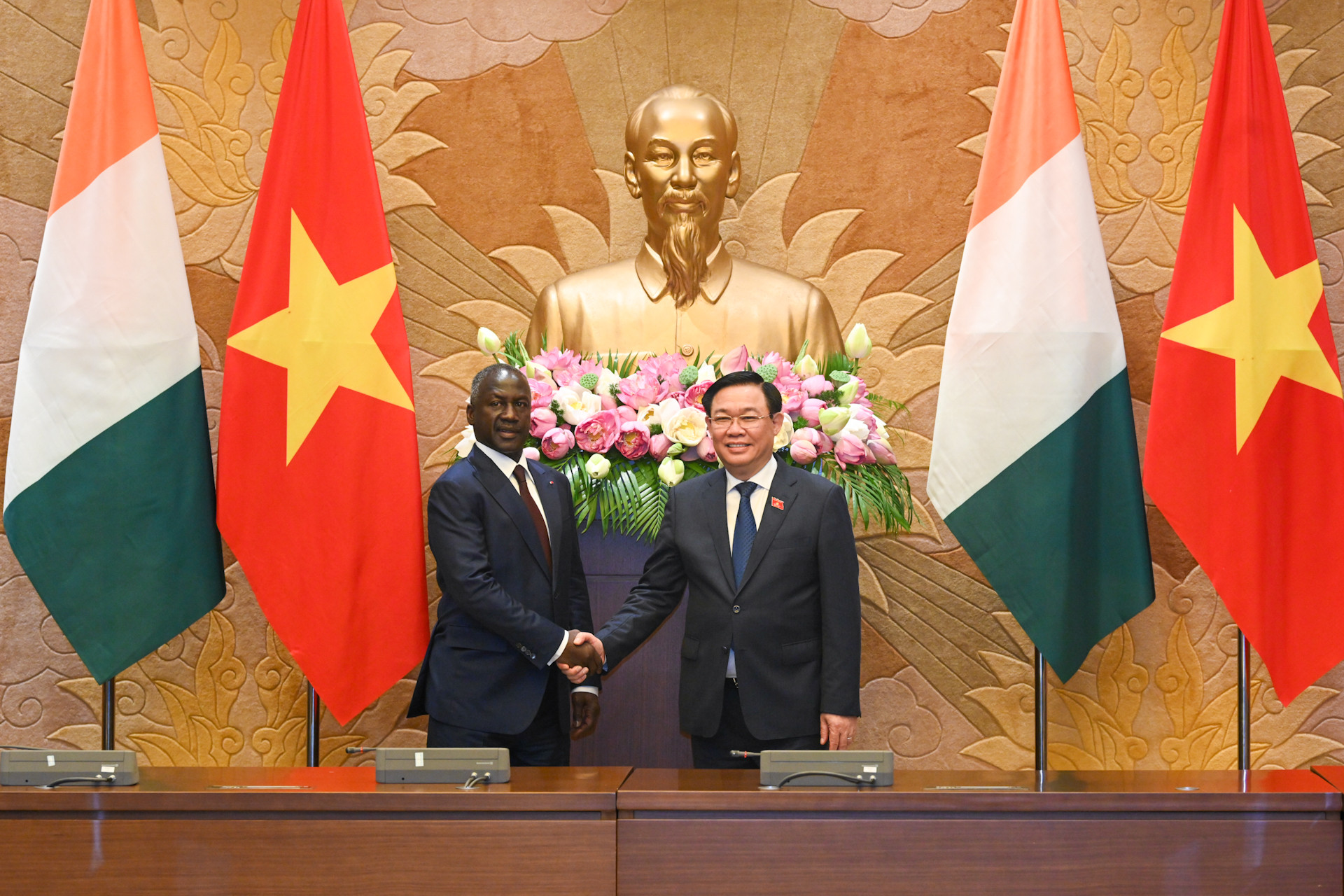 Chủ tịch Quốc hội Vương Đình Huệ và Chủ tịch Quốc hội Bờ Biển Ngà Adama Bictogo tại buổi hội đàm.