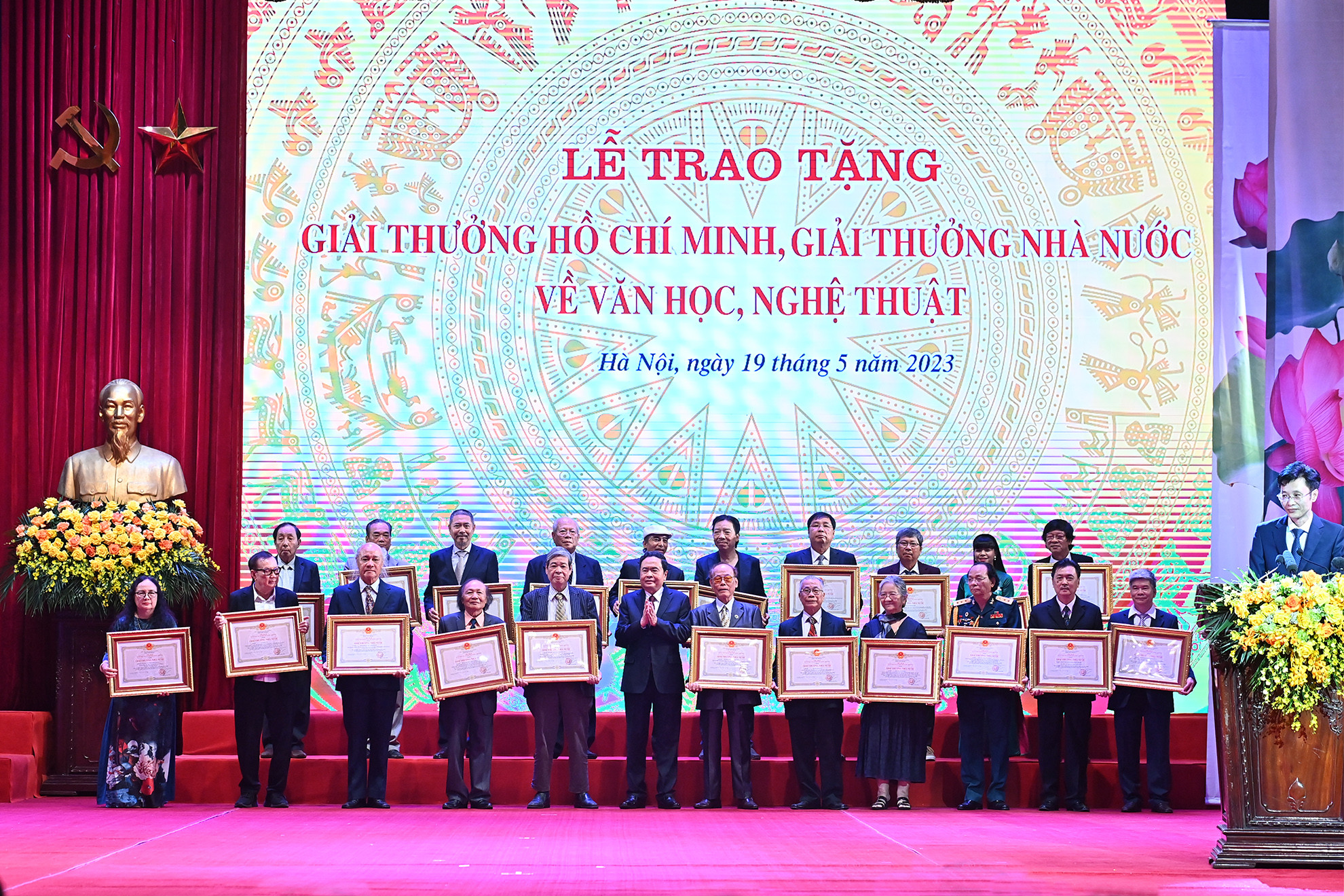 Phó Chủ tịch Thường trực Quốc hội Trần Thanh Mẫn trao Giải thưởng Nhà nước tặng các tác giả, đại diện gia đình tác giả.