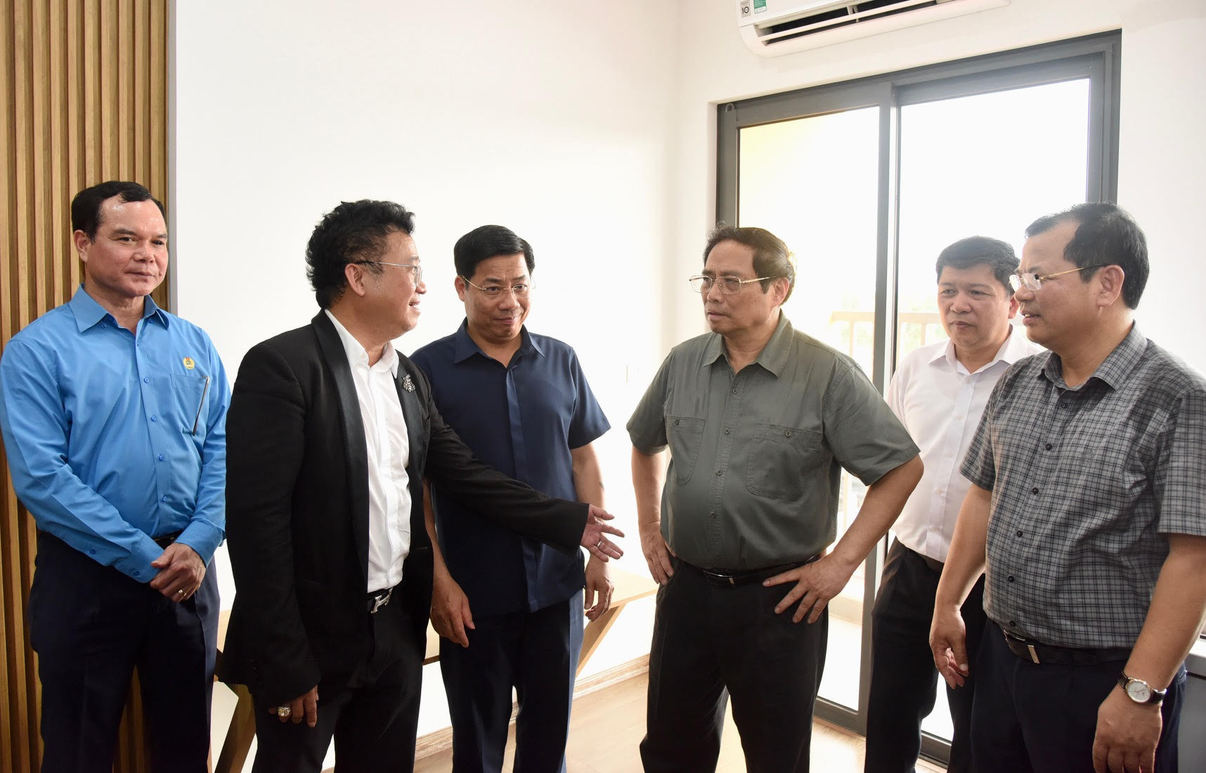 Thủ tướng Phạm Minh Chính tham quan nhà mẫu tại dự án nhà ở xã hội dành cho công nhân.