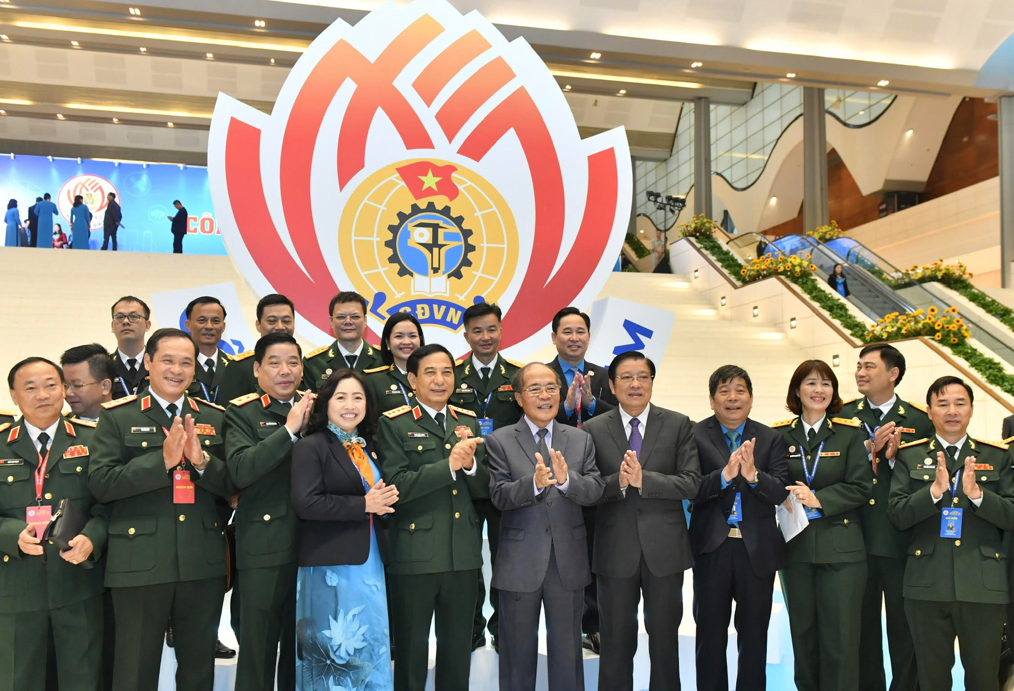 Nguyên Chủ tịch Quốc hội Nguyễn Sinh Hùng và các đại biểu dự đại hội.