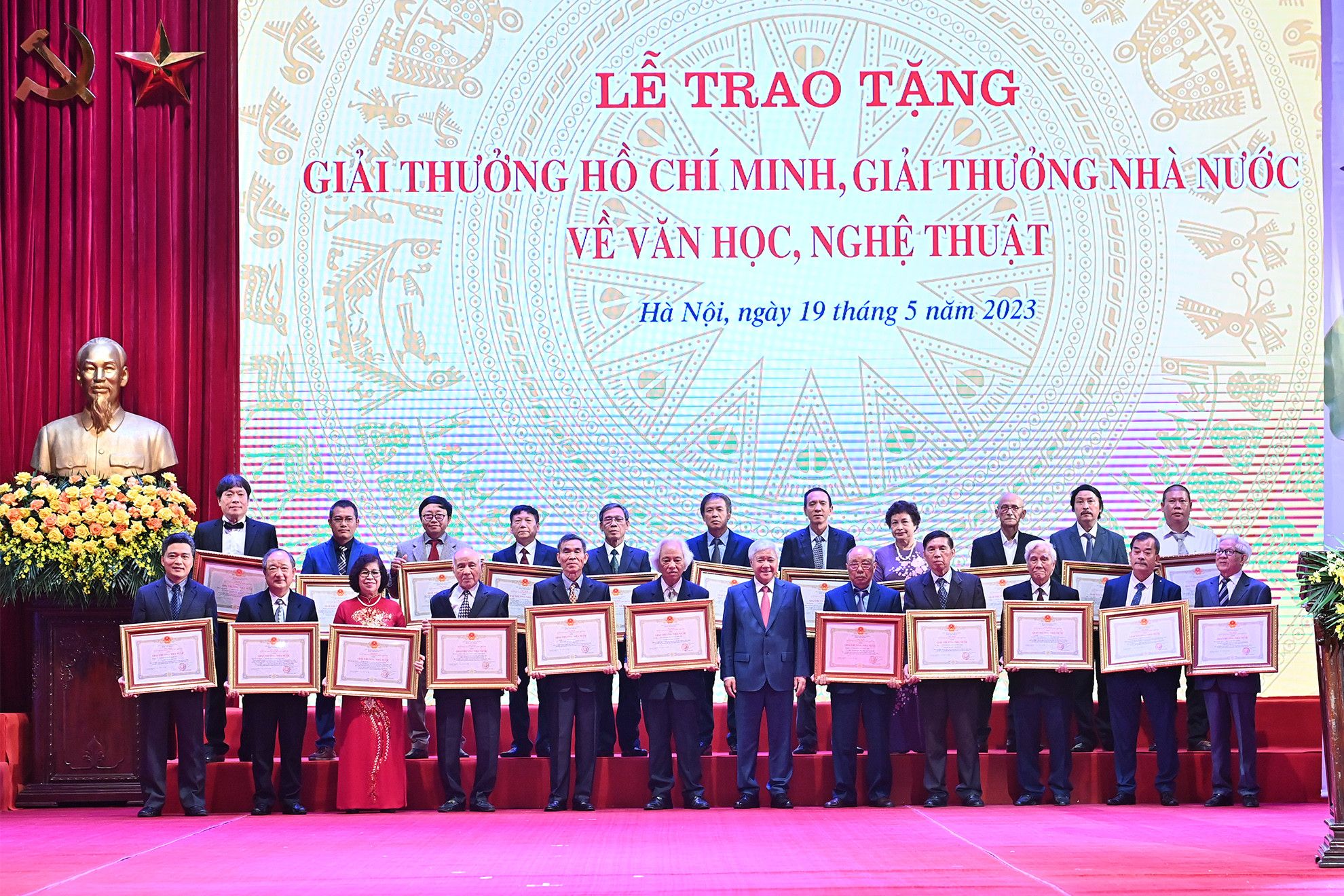 Chủ tịch Ủy ban Trung ương Mặt trận Tổ quốc Việt Nam Đỗ Văn Chiến trao Giải thưởng Nhà nước tặng các tác giả, đại diện gia đình tác giả.