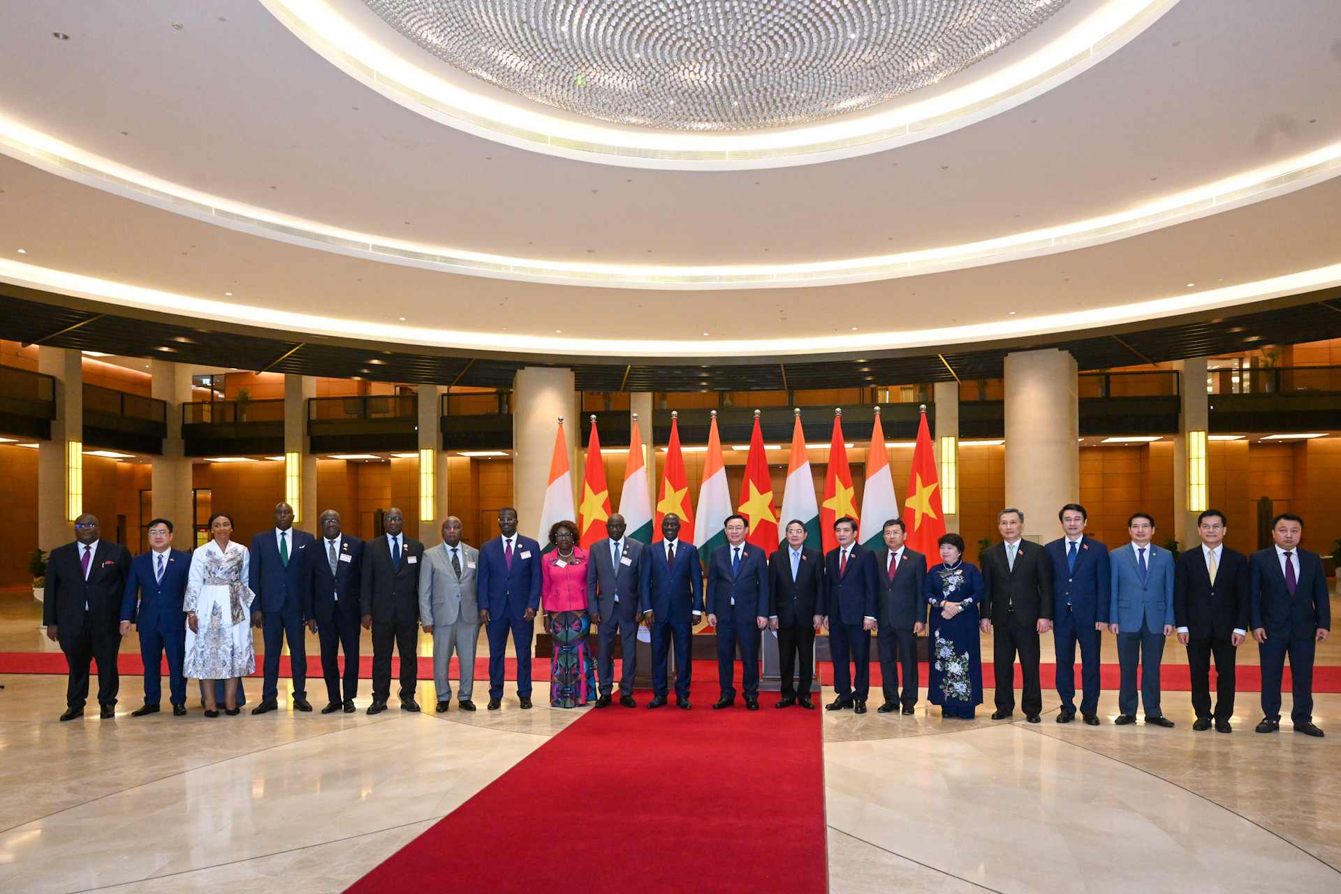 Chủ tịch Quốc hội Vương Đình Huệ và Chủ tịch Quốc hội Cộng hòa Bờ Biển Ngà Adama Bictogo và các đại biểu chụp ảnh lưu niệm sau khi kết thúc họp báo.