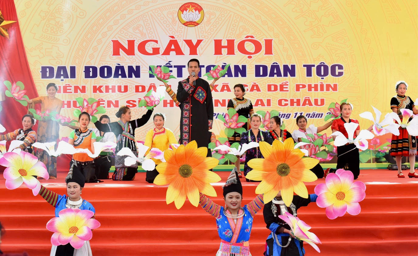 Chương trình nghệ thuật mở đầu cho ngày hội.