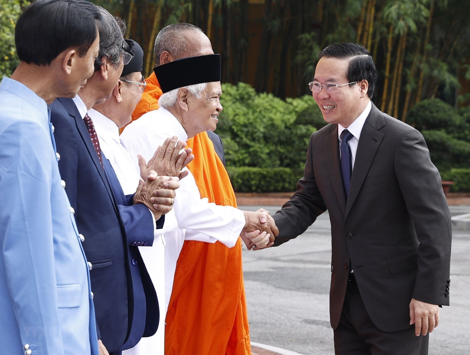 Sáng 16/8, tại Phủ Chủ tịch, Chủ tịch nước Võ Văn Thưởng gặp mặt thân mật Đoàn Đại biểu Chức sắc, chức việc các tôn giáo, dân tộc thiểu số, nhân sĩ, trí thức, cá nhân tiêu biểu của Thành phố Hồ Chí Minh. (Ảnh: Thống Nhất/TTXVN) Sáng 16/8, tại Phủ Chủ tịch, Chủ tịch nước Võ Văn Thưởng gặp mặt thân mật Đoàn Đại biểu Chức sắc, chức việc các tôn giáo, dân tộc thiểu số, nhân sĩ, trí thức, cá nhân tiêu biểu của Thành phố Hồ Chí Minh. (Ảnh: Thống Nhất/TTXVN)