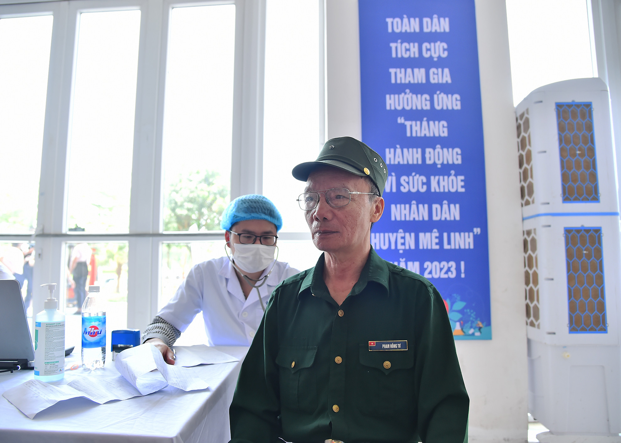 Sau khi khám xong, người dân được hướng dẫn cài ứng dụng trên điện thoại thông minh để có thể tra cứu ngay kết quả và theo dõi thông tin sức khỏe của bản thân.