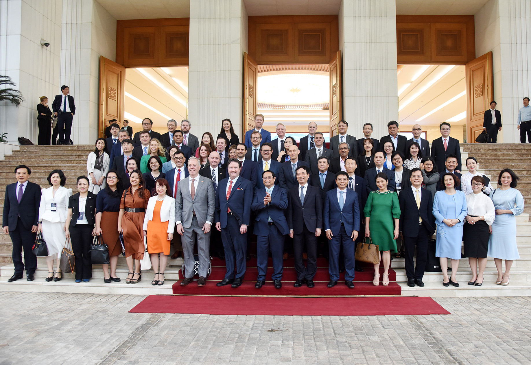 Thủ tướng chụp ảnh lưu niệm với đoàn doanh nghiệp của Hội đồng Kinh doanh Hoa Kỳ-ASEAN.