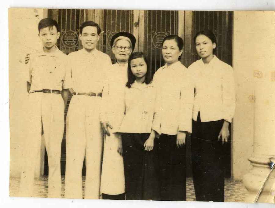 Nhà báo Tạ Quang Đạm cùng gia đình. Nhà báo Tạ Quang Đạm cùng gia đình.