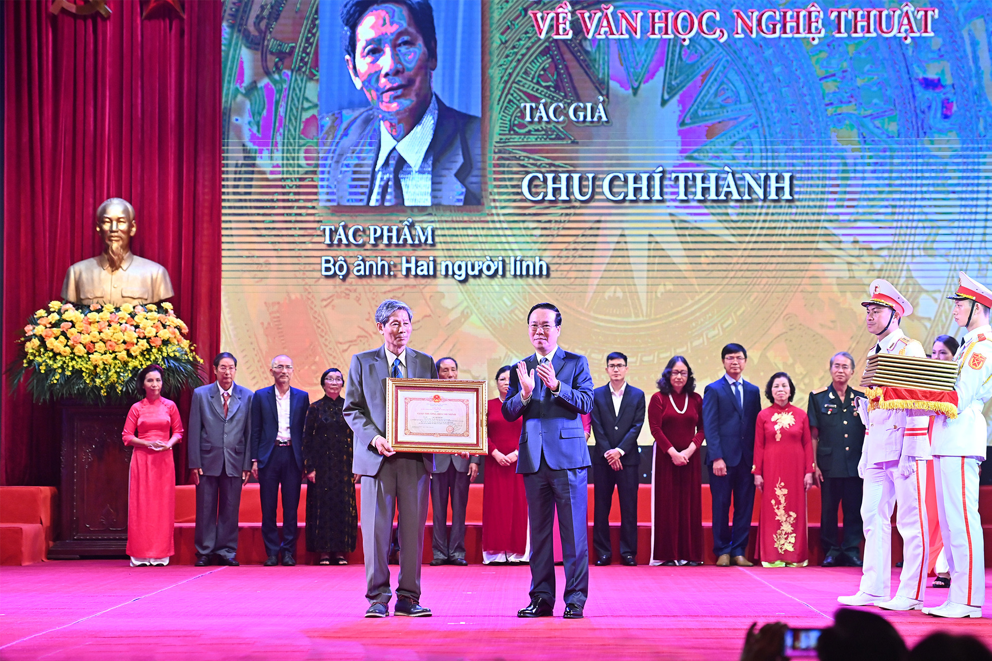 Chủ tịch nước Võ Văn Thưởng trao tặng Giải thưởng Hồ Chí Minh cho các tác giả, đại diện gia đình các tác giả.