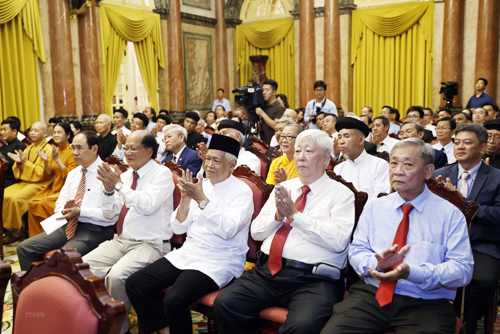 Các đại biểu dự buổi gặp mặt. (Ảnh: Thống Nhất/TTXVN) Các đại biểu dự buổi gặp mặt. (Ảnh: Thống Nhất/TTXVN)