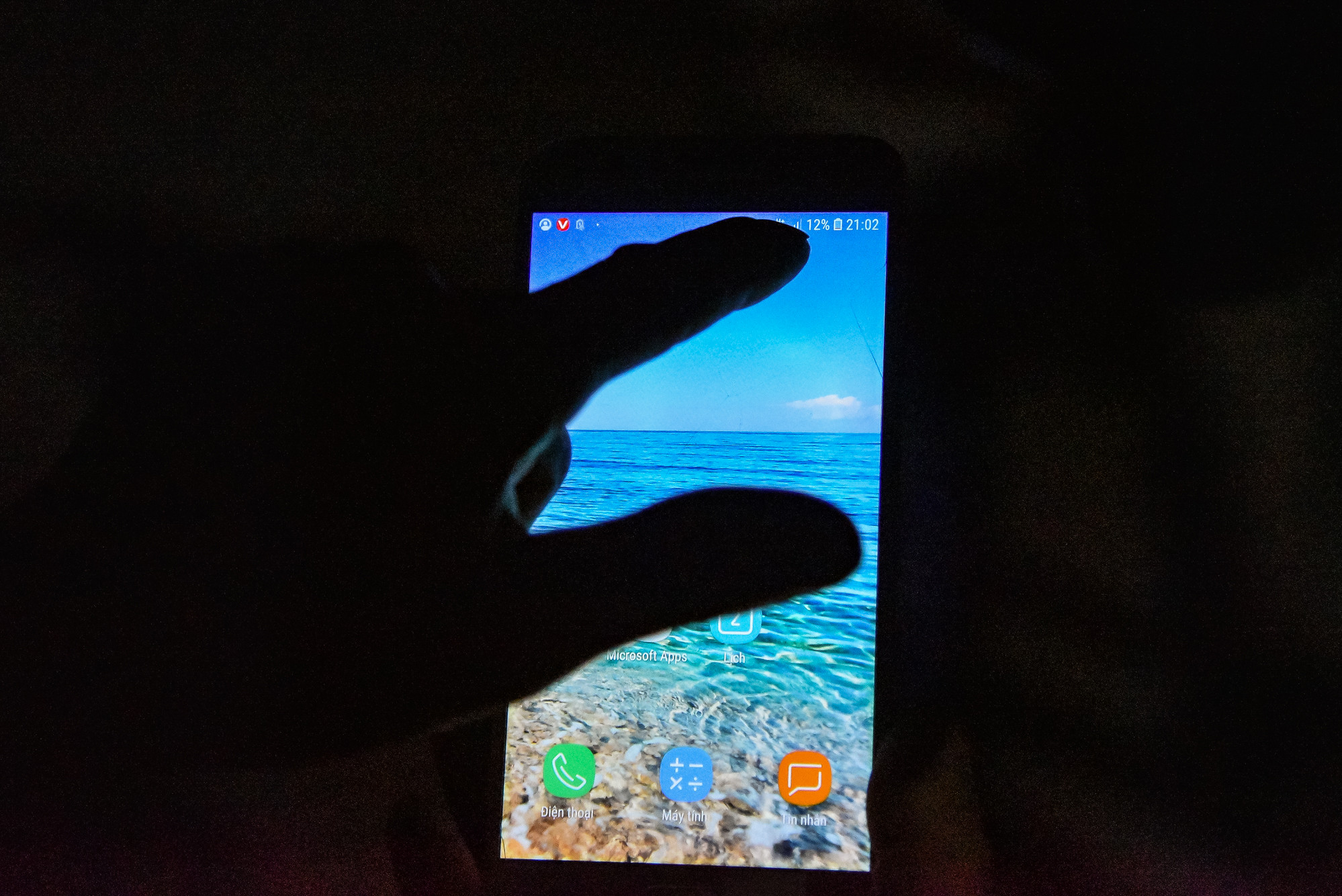 Điện thoại cả ngày không được sạc, người dân chỉ dám sử dụng khi thực sự cần thiết để tránh tình trạng hết pin. Điện thoại cả ngày không được sạc, người dân chỉ dám sử dụng khi thực sự cần thiết để tránh tình trạng hết pin.