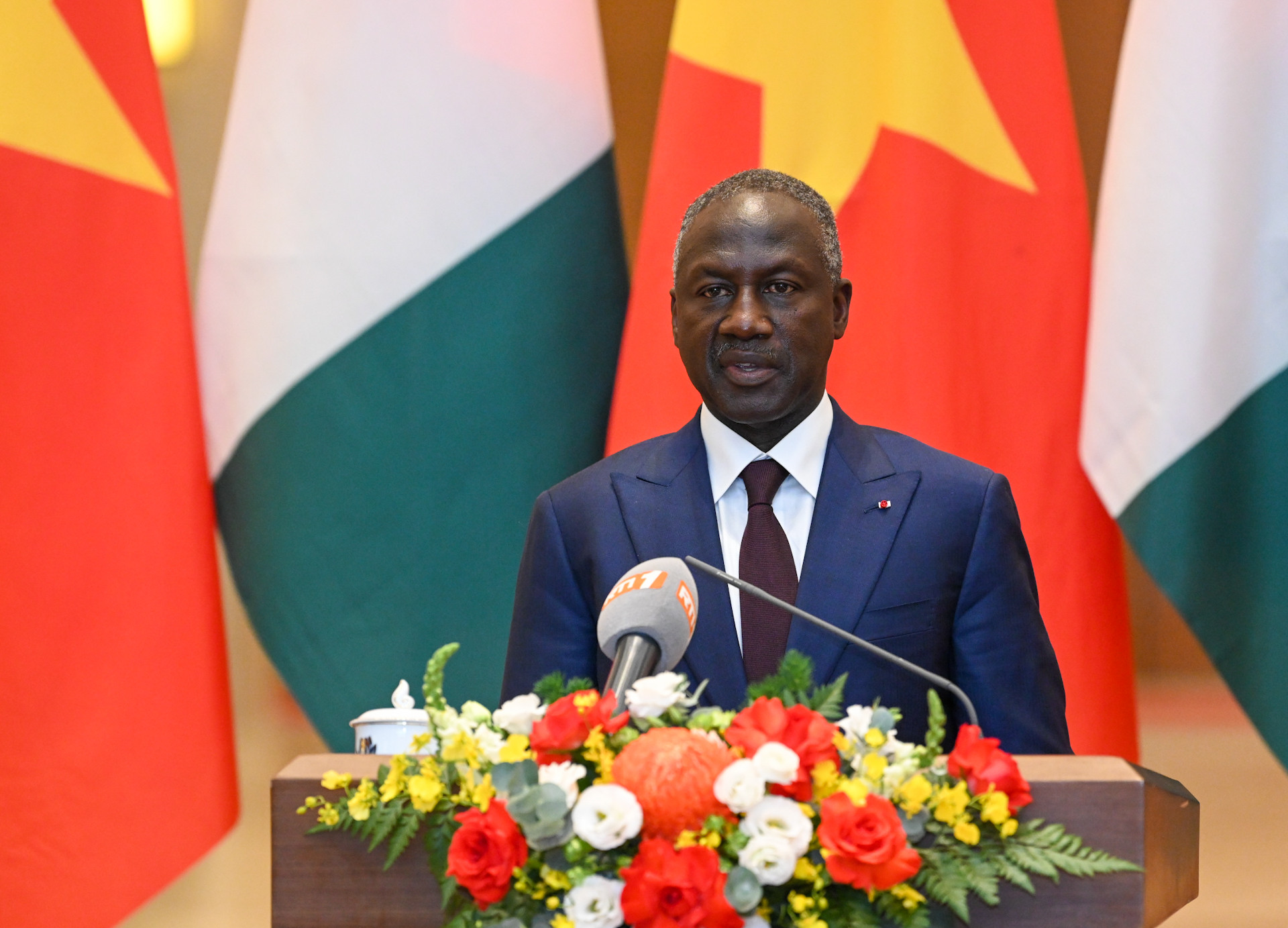 Chủ tịch Quốc hội Cộng hòa Bờ Biển Ngà Adama Bictogo chia sẻ với phóng viên báo chí về các nội dung hai bên đã thảo luận và thông qua.