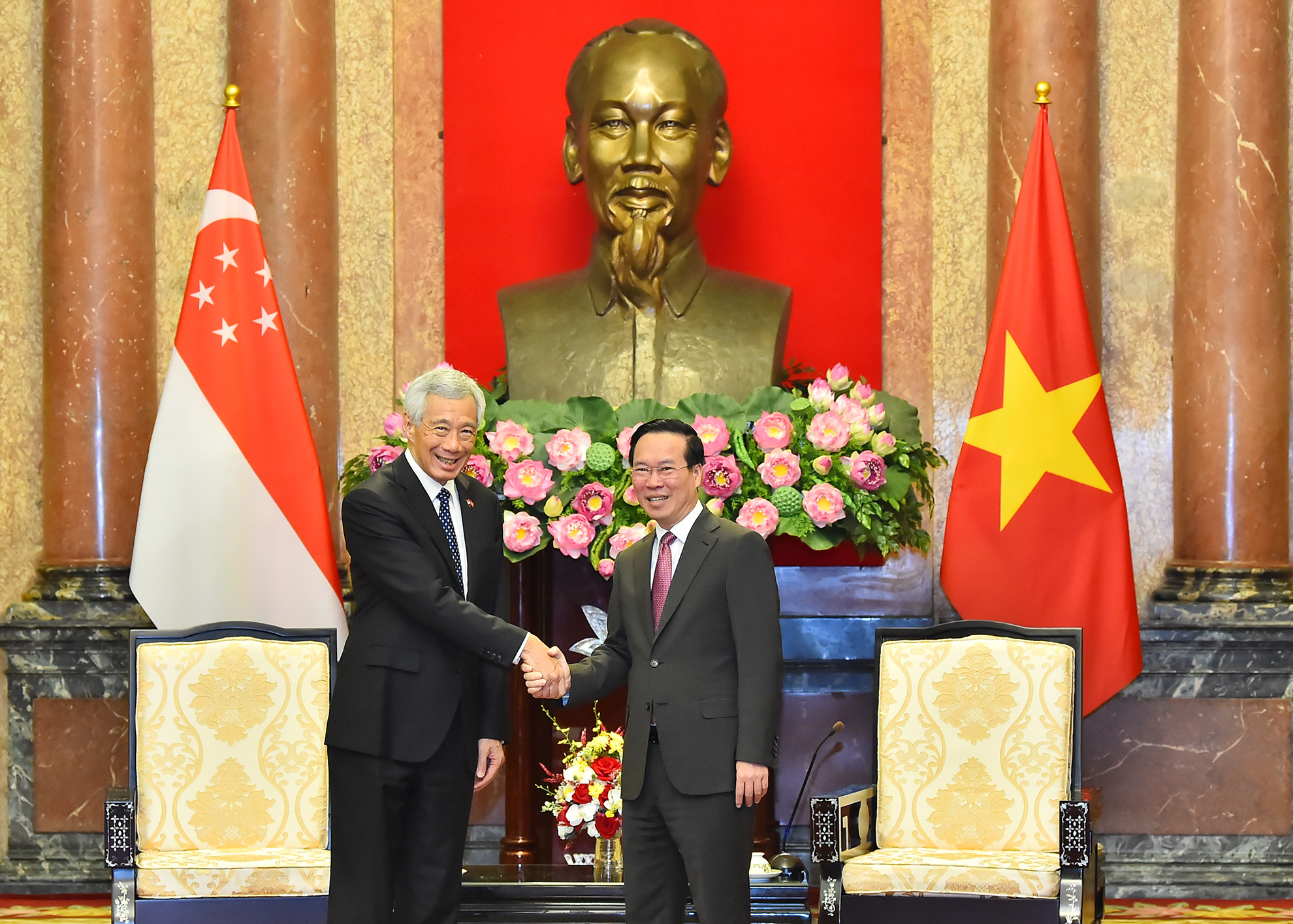 Chủ tịch nước Võ Văn Thưởng và Thủ tướng Cộng hòa Singapore Lý Hiển Long tại buổi tiếp.