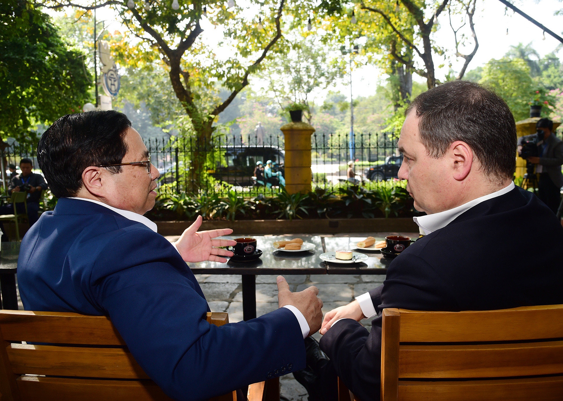Thủ tướng Phạm Minh Chính và Thủ tướng Belarus Roman Golovchenko thưởng thức cà-phê và ngắm không gian phố phường Hà Nội.