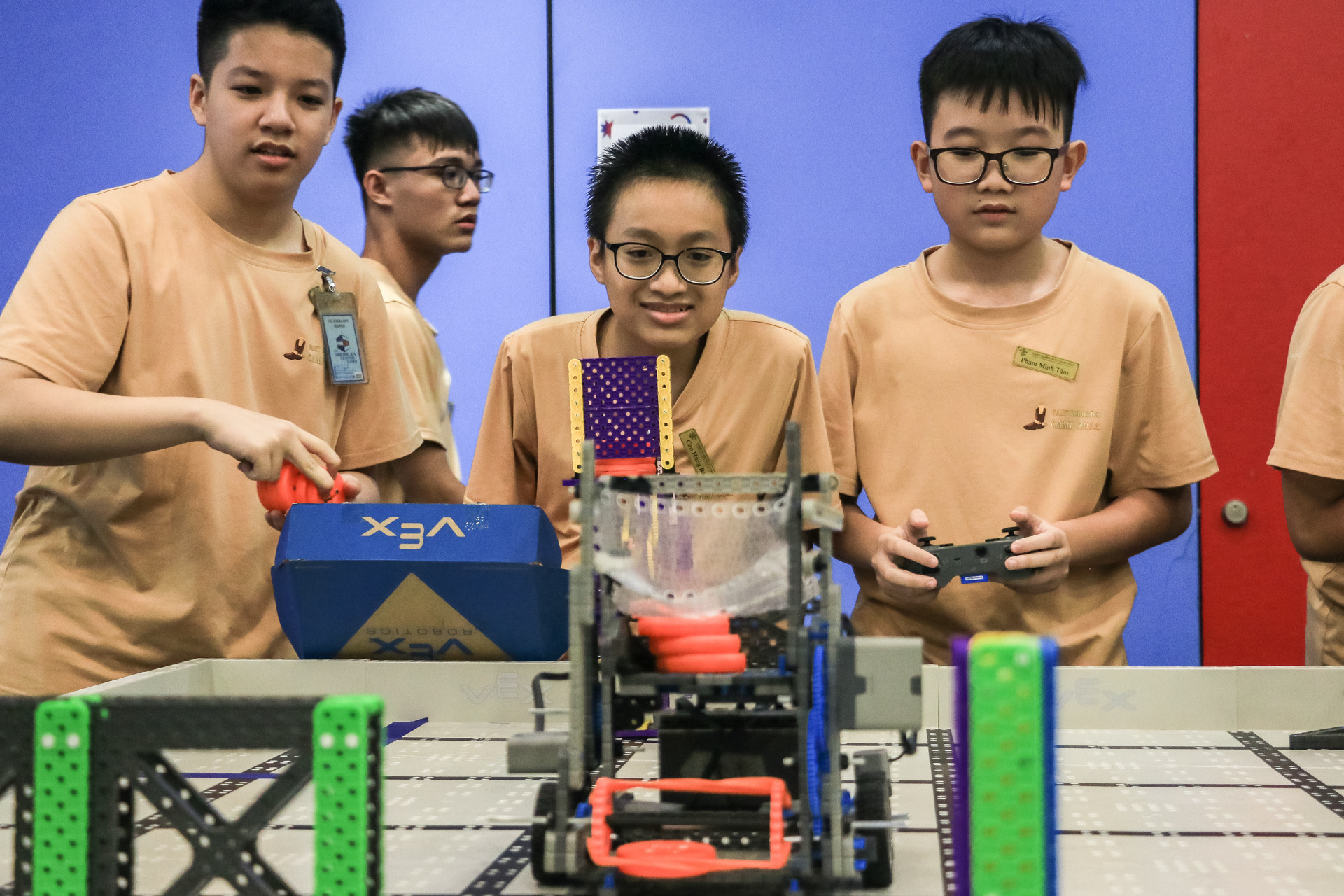 Khoảnh khắc các thí sinh thành công điều khiển robot về đích. Khoảnh khắc các thí sinh thành công điều khiển robot về đích.